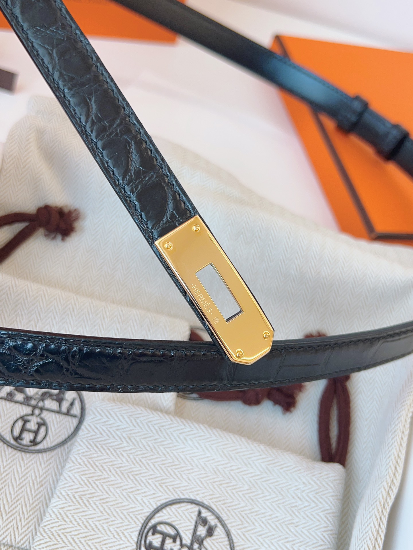 Hermes🇫🇷爱马仕 凯莉进口高光尼罗鳄鱼皮Kelly扣女士腰带 纯手缝蜡线 精品钢扣 均码可调节  配全套高级原版包装盒  P:1130