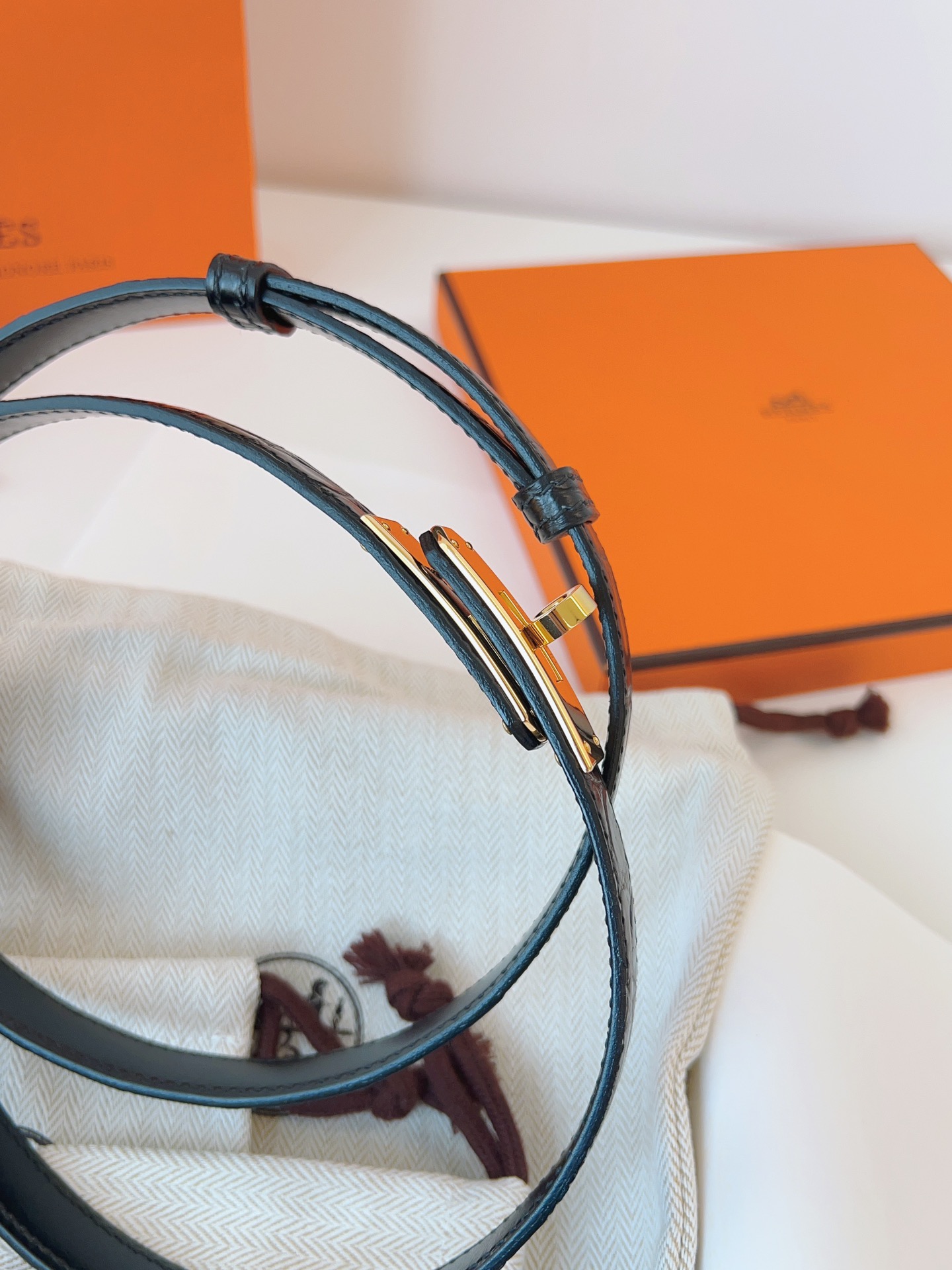 Hermes🇫🇷爱马仕 凯莉进口高光尼罗鳄鱼皮Kelly扣女士腰带 纯手缝蜡线 精品钢扣 均码可调节  配全套高级原版包装盒  P:1130