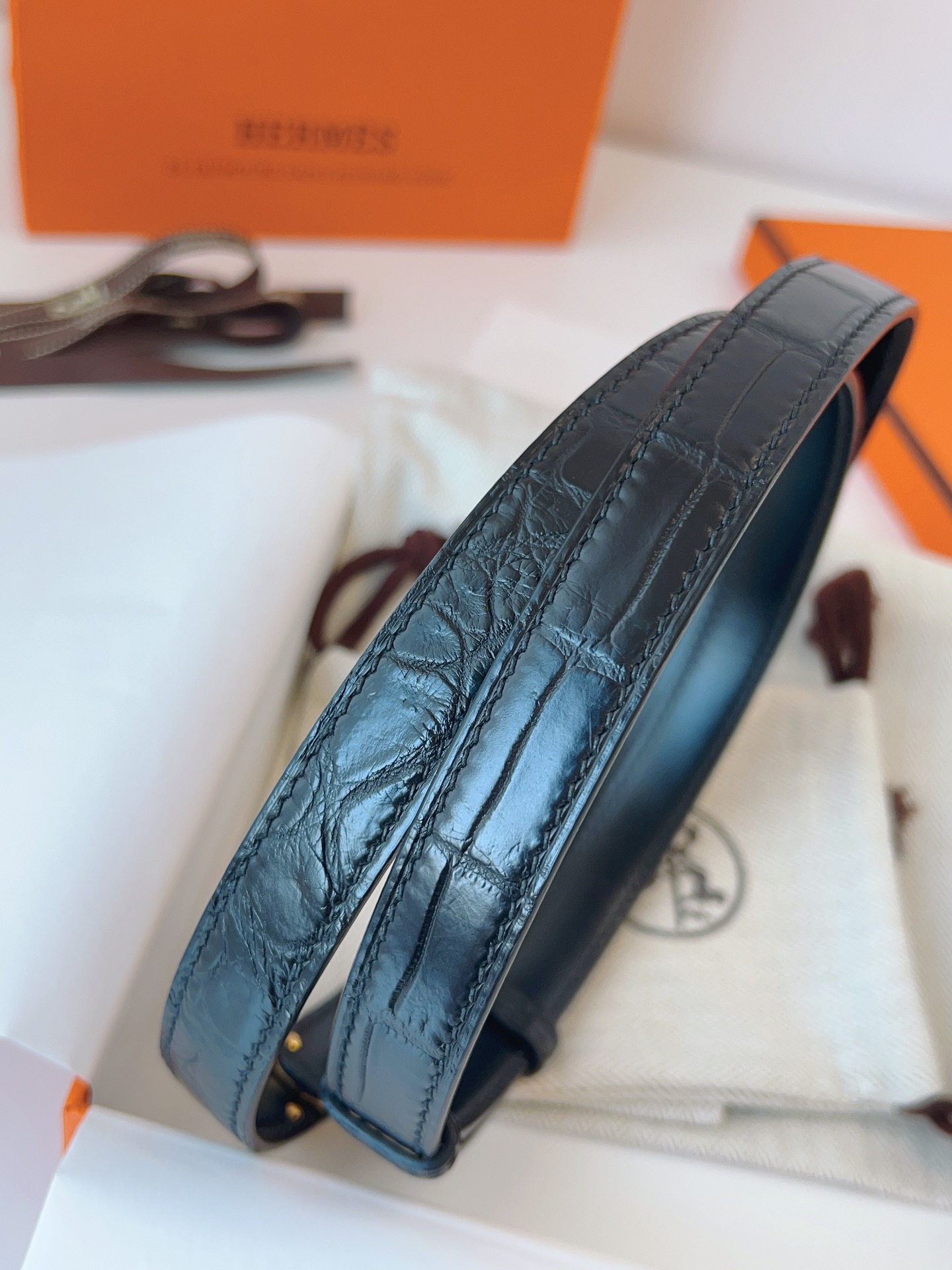 Hermes🇫🇷爱马仕 凯莉进口高光尼罗鳄鱼皮Kelly扣女士腰带 纯手缝蜡线 精品钢扣 均码可调节  配全套高级原版包装盒  P:1130