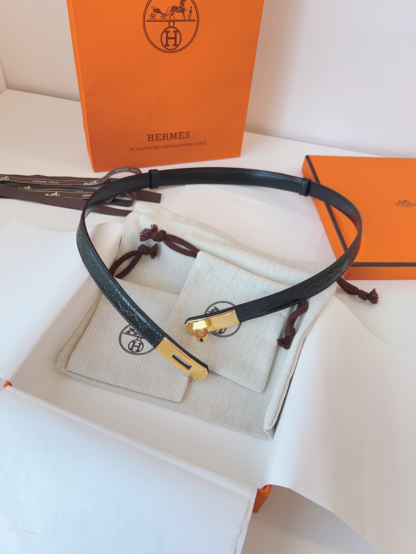 Hermes🇫🇷爱马仕 凯莉进口高光尼罗鳄鱼皮Kelly扣女士腰带 纯手缝蜡线 精品钢扣 均码可调节  配全套高级原版包装盒  P:1130