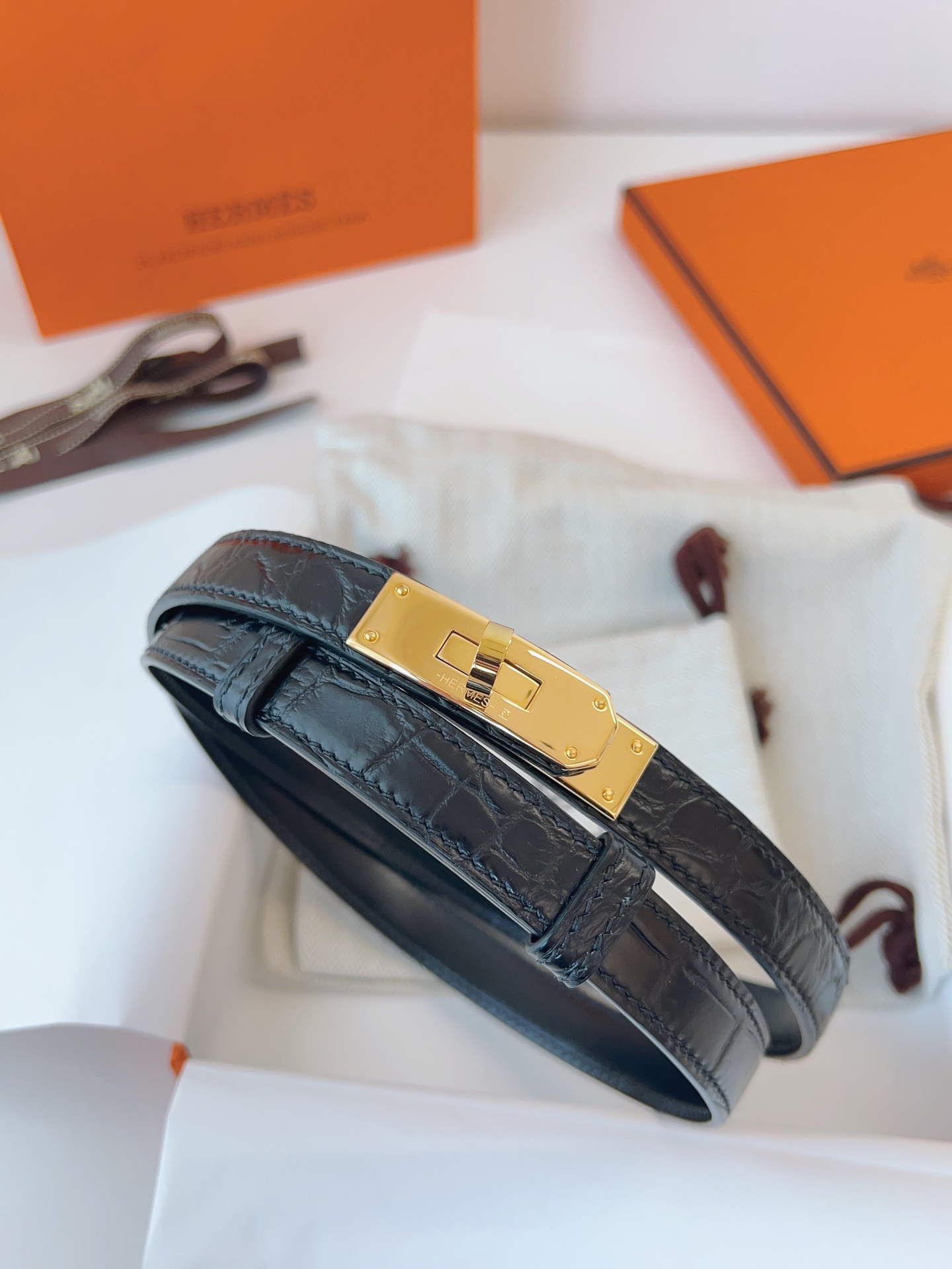 Hermes🇫🇷爱马仕 凯莉进口高光尼罗鳄鱼皮Kelly扣女士腰带 纯手缝蜡线 精品钢扣 均码可调节  配全套高级原版包装盒  P:1130