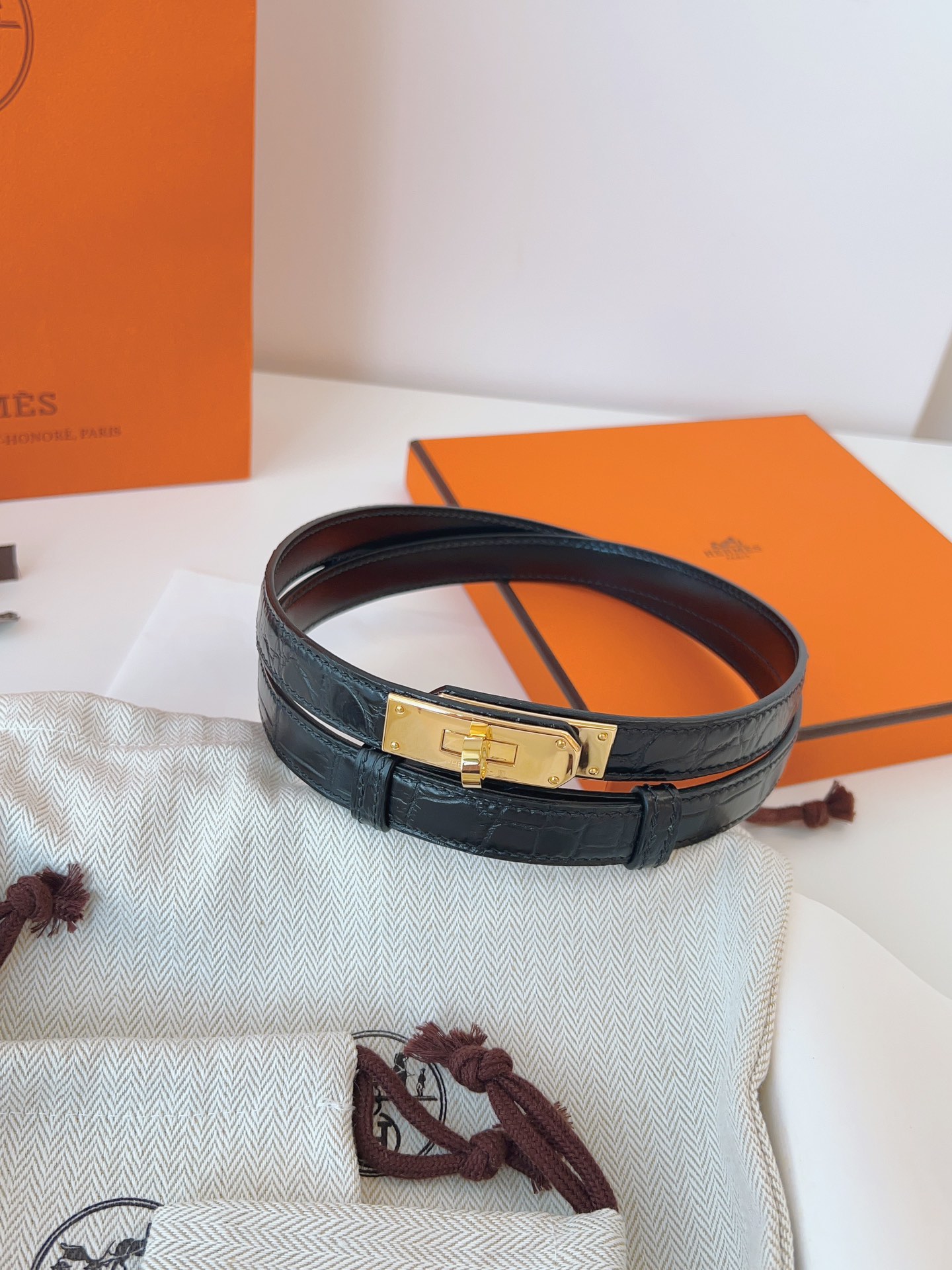 Hermes🇫🇷爱马仕 凯莉进口高光尼罗鳄鱼皮Kelly扣女士腰带 纯手缝蜡线 精品钢扣 均码可调节  配全套高级原版包装盒  P:1130
