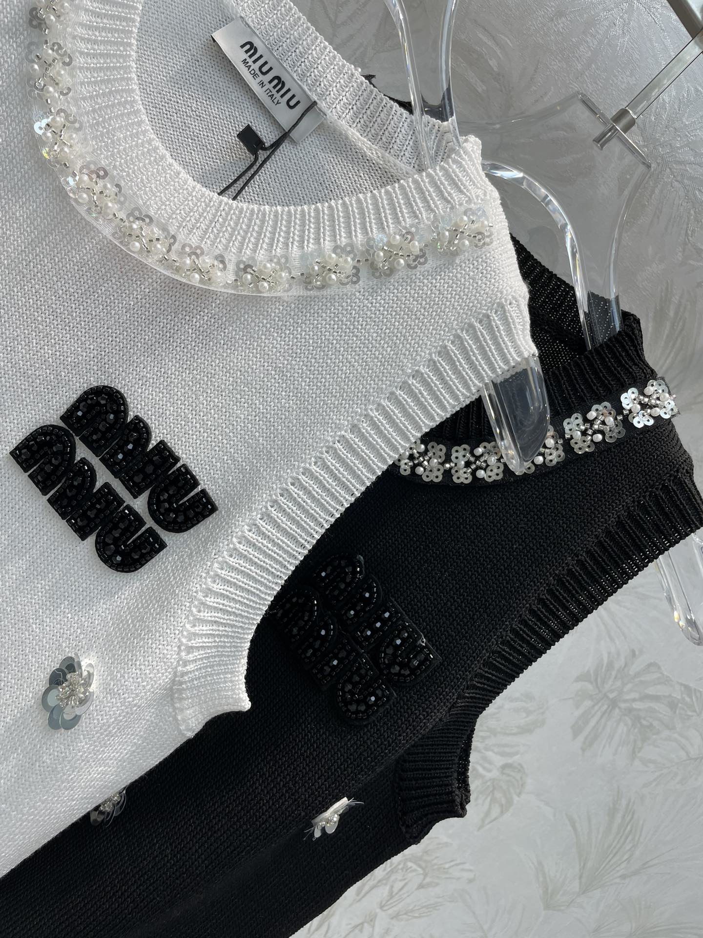 Miu家24新款重工艺钉珠花朵针织背心经典的黑白款搭配修身的短款版型胸前是重工的钉珠花朵贴布装饰logo