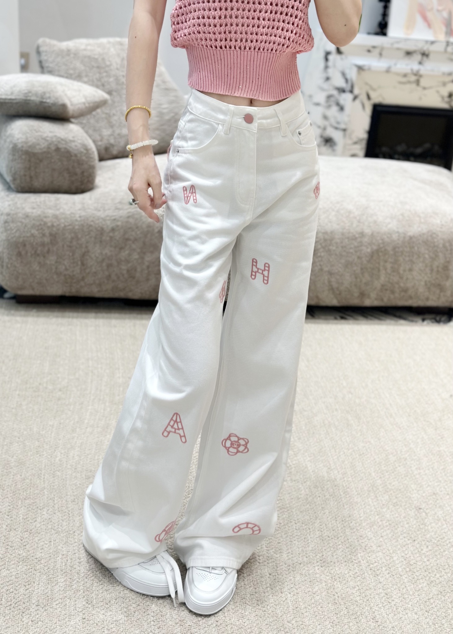 24经典绣花牛仔裤白粉色系搭配面料柔软满满的慵懒风直筒版型满满的设计感白色SML