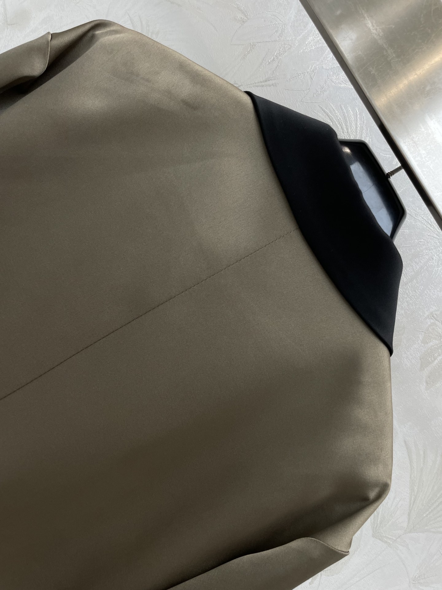 YS24春夏新款撞色小翻领缎面夹克外套撞色卷边袖口元素优雅和时髦兼具胸前字母刺绣包容性超赞气质短款版型上