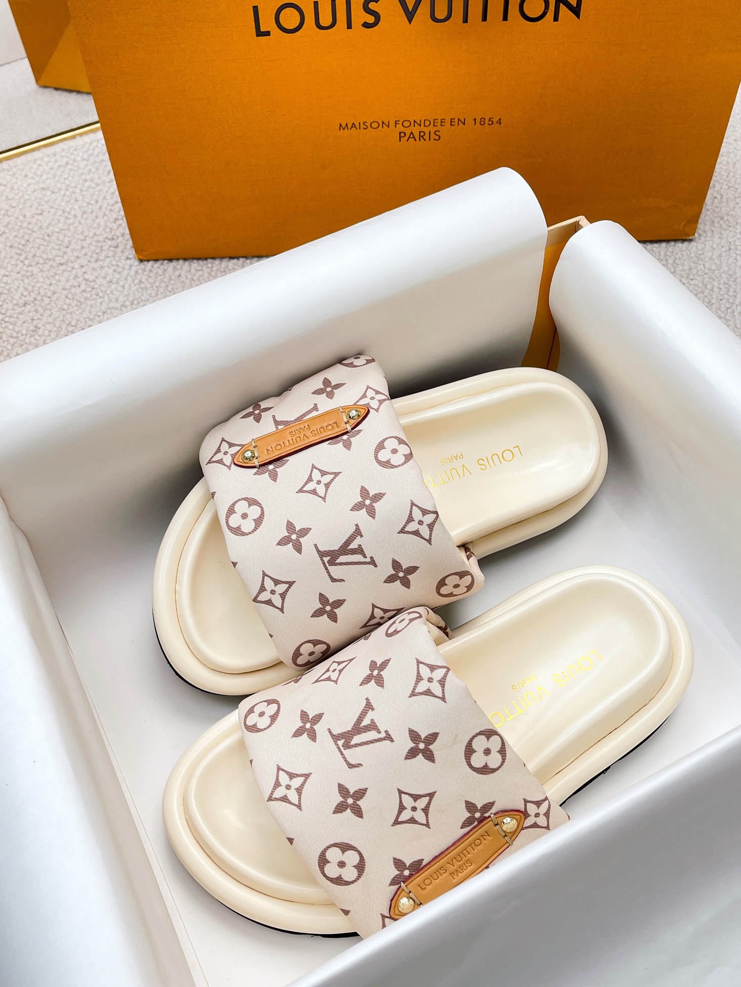 Louis Vuitton AAA+
 Shoes Slippers White Lambskin Sheepskin Duck Down Spring/Summer Collection