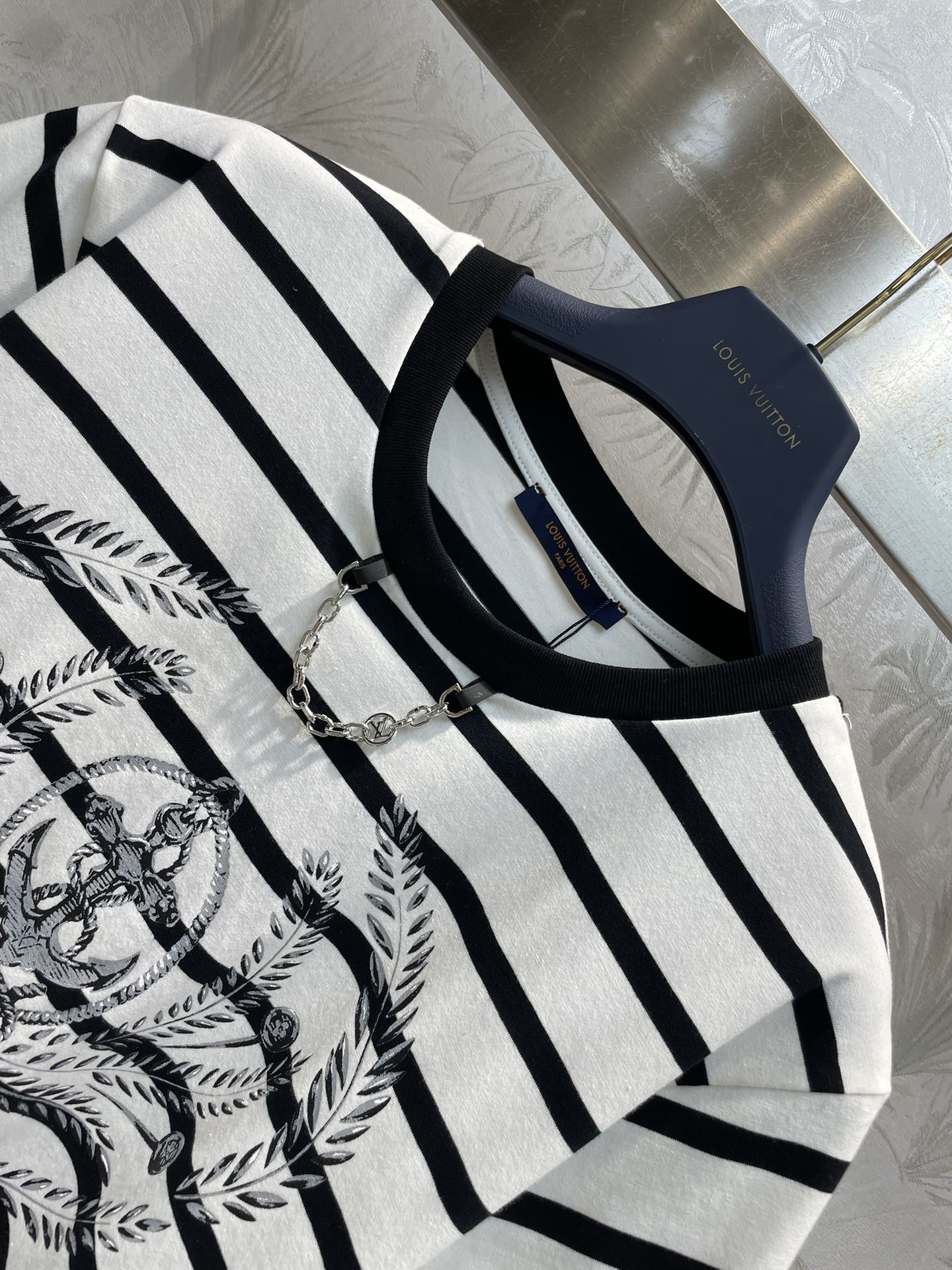 L家24春夏航海系列条纹T恤日常巨实穿又百搭的单品之一链条装饰经典学院风黑白条纹元素小宽松短款版型面料柔