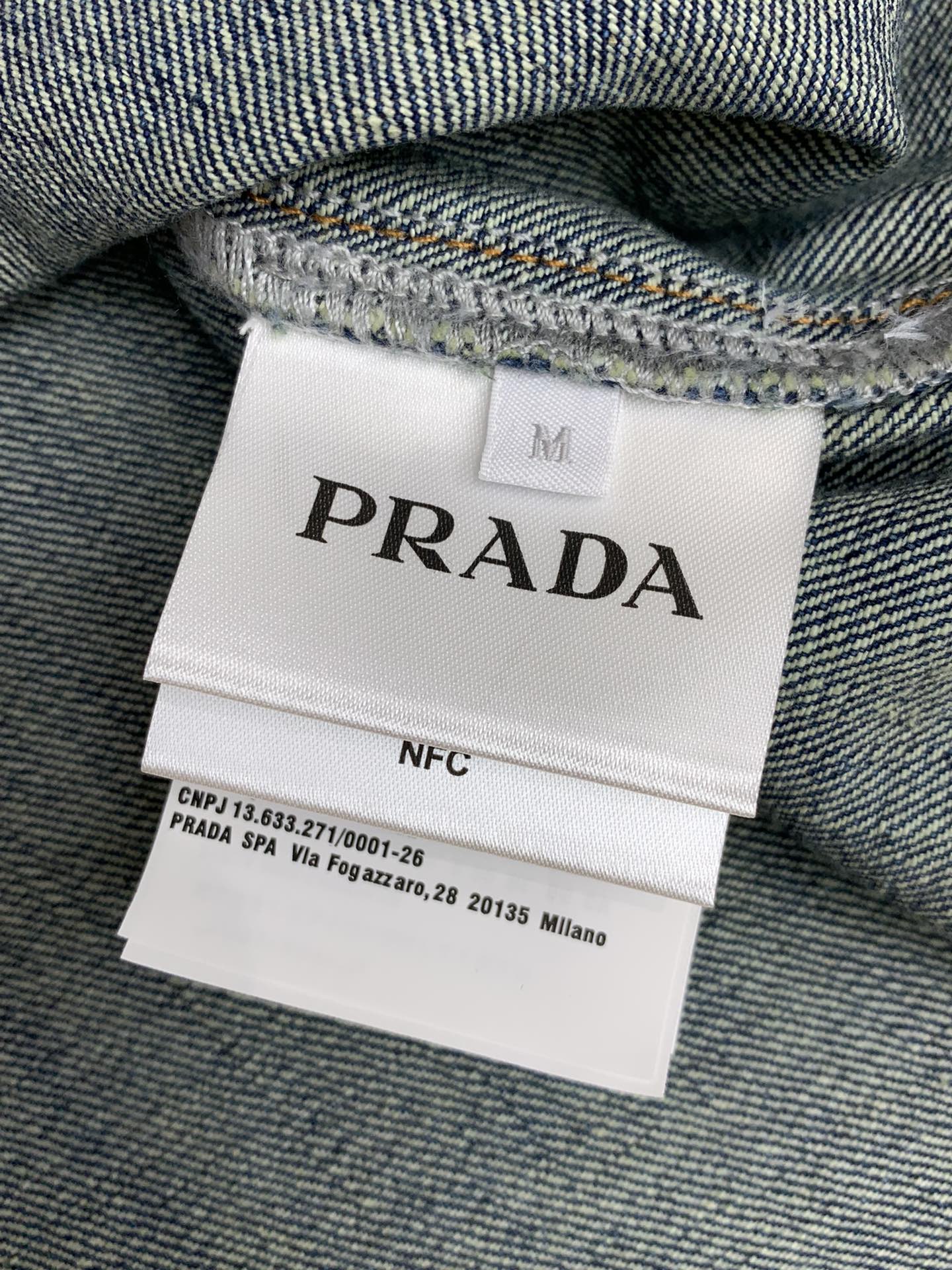 PRADA普拉达2024春季最新品专柜同步有售时尚休闲牛仔短袖外套进口原版面料做工极为复杂唯一可以做代购