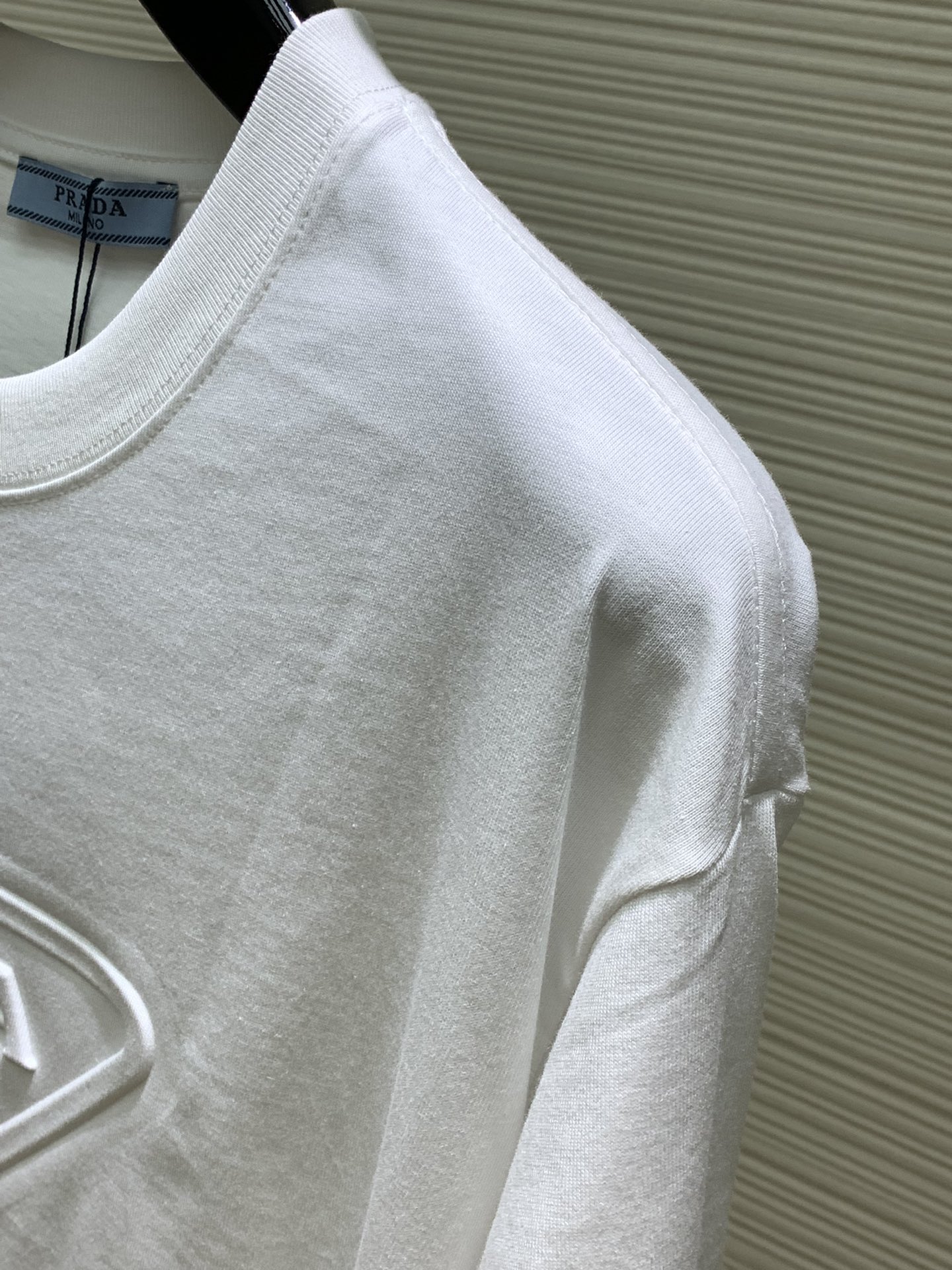 PRADA普拉达2024初夏最新品专柜同步有售时尚休闲圆领短袖T恤进口原版面料做工极为复杂唯一可以做代购