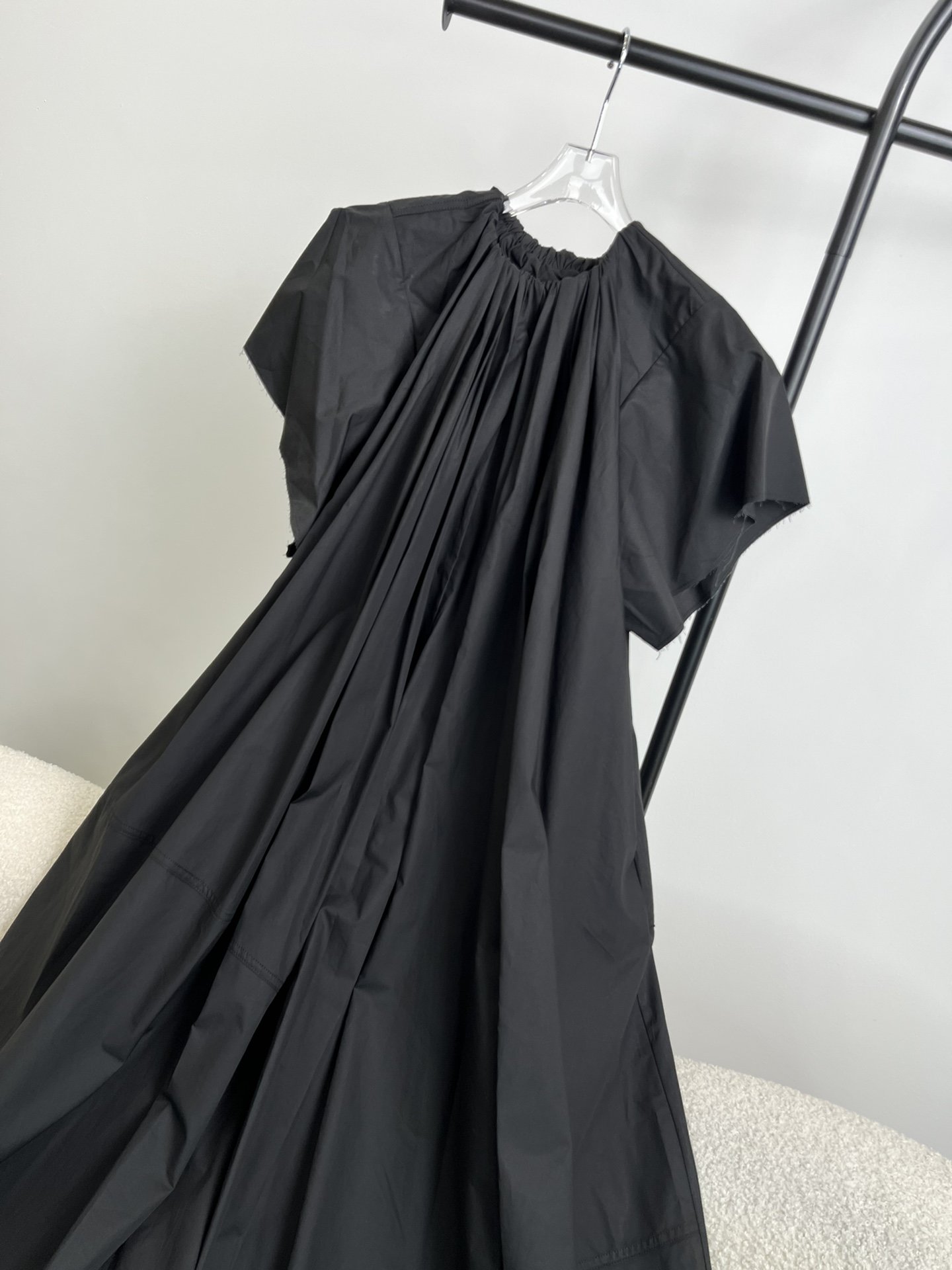 新款️！MaisonMargiela24ss夏季新款！圆领褶皱连衣裙长款A字版型显瘦高级！宽松版型没有束
