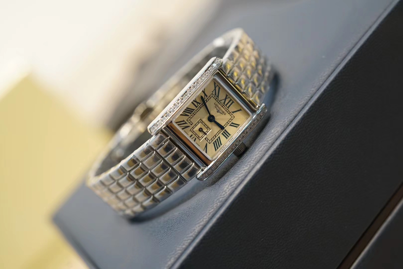 NO:146897,Longines Mini Dechovina series watches are classic and elegantly designed, with an iconic rectangular case and leather strap that contain the beautiful meaning of a sweet life. Roman numeral scales, retro and classic Roman numeral scales, paired with eye-catching blue steel hands, exquisite details all highlight the pure elegance and nobleness of wearing. The surface is resistant to wear and synthetic sapphire watch, with high hardness and no easy wear. The timeless design is retro and elegant!  The retro old-shot corrugated dial is matched with Roman numeral scales, and the rectangular track minute scale and small seconds dial echo the exquisite details in the classic design. The blue steel pointer and Roman scale are a bit like the visual sense of the Cartier Tank series. The design aesthetic is really magical. The crocodile pattern cowhide strap feels very comfortable to fit the skin. It is very nice to wear in daily leisure and commuting. Women who like low-key must come over. This brand is easy to accept and not ostentatious. All working class can afford it. G service staff don’t need to avoid it. They are wearing normally without pressure. They are equipped with a full set of box packaging. They are very high-end and are given to others and worn by themselves~ Size 21.50mmX29.00mm, cartier, longines, cowhide19860909浪琴表迷你黛绰维纳系列腕表 经经典优雅设计,标志性的矩形表壳,皮质表带蕴含意识甜美生活的美好寓意.罗马数字刻度,复古经典的罗马数字刻度,搭配醒目的蓝钢指针,精致细节都烘托出佩戴着纯正的优雅贵气,表面抗磨损合成蓝宝石表镜,硬度高,不易磨损. 隽永设计复古雅致！复古故射波纹表盘搭配罗马数字刻度,矩形轨道式分钟刻度与小秒盘呼应经典设计中蕴藏精致细节,蓝钢指针搭配罗马刻度有点卡地亚Tank系列的即视感,设计的美学真的很神奇,鳄鱼纹牛皮表带贴肤感非常舒适,日常休闲、通勤佩戴都非常nice～ 喜欢低调的小姐姐一定要看过来,这个牌子大众很容易接受,而且不张扬,工薪阶层都能消费的起,G务员都不用避讳,正常佩戴无压力,配全套盒子包装,送人、自戴都非常上档次～ 尺寸21.50mmX29.00mm,,cartier,longines,cowhide,Watch