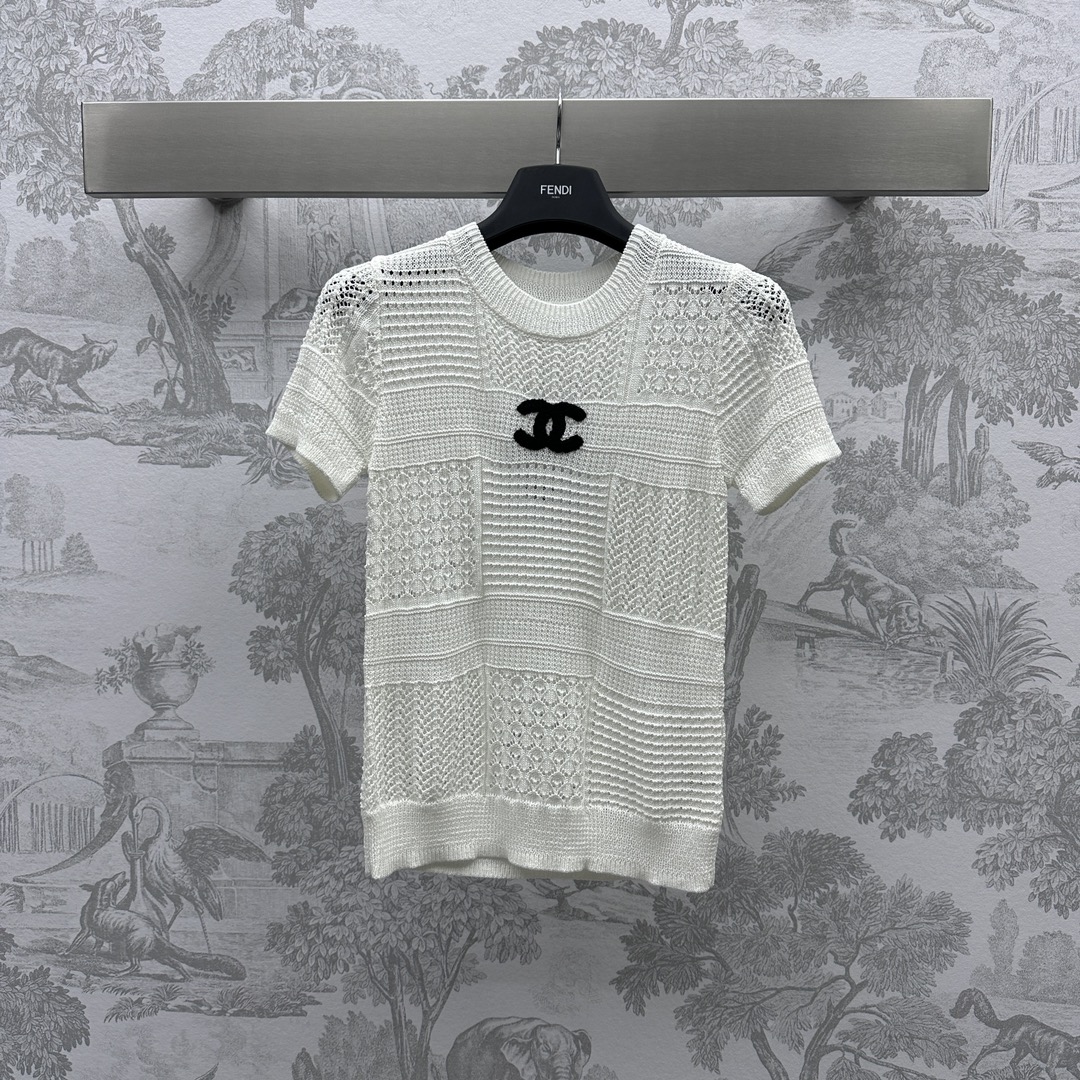 NO:696581,Chane*'s new product is on the shelves. Hollow short-sleeved knitted custom-made YB imported wool blend material. It is close to the skin and comfortable without being tied. The high-grade double C letter seal on the front of the chest echoes the contrast. The overall presentation is casual and elegant. Match the lower body items casually. It is suitable for aristocratic ladies. Daily commuting wear. High version 36 38 40,,chanel,chanel,T-shirt,19860909Chane*新品上架镂空短袖针织定制YB进口羊毛混纺材质 贴肤舒适不扎身 胸前沿用高级双C字母章仔撞色呼应 整体呈现出香家休闲优雅 随意搭配下身单品 妥妥贵族小姐姐 日常通勤穿搭   高版本36 38 40,,chanel,chanel,T-shirt,,Women's clothing