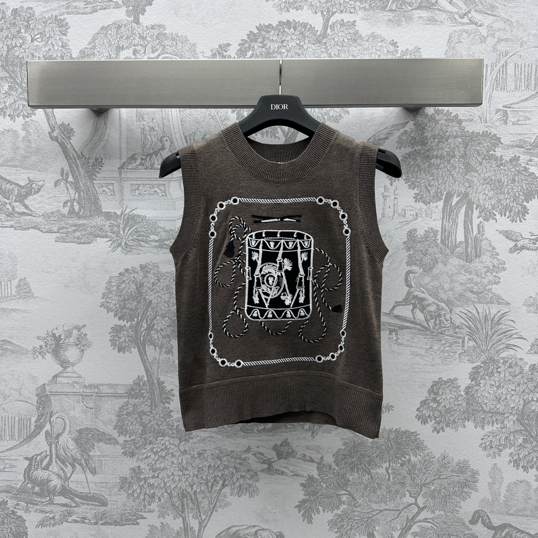 NO:696579,Herme* new product launches embroidered knitted vest customized with YB imported wool material. It is heavy enough to restore the appearance. Decorated with embroidery of classic brand elements. The pattern on the back echoes. Overall high-end style. Development of fabric accessories. Slim-fitting vest tailoring. Can be worn in all seasons. High version 2 colors, hermes,19860909Herme*新品上架刺绣针织背心定制YB进口羊毛材质 足够克重 还原品相 饰以经典品牌元素刺绣 背后图案呼应 整体高级洋气 面辅料开发 修身背心剪裁 四季皆可穿搭 高版本2色,,hermes,,Women's clothing