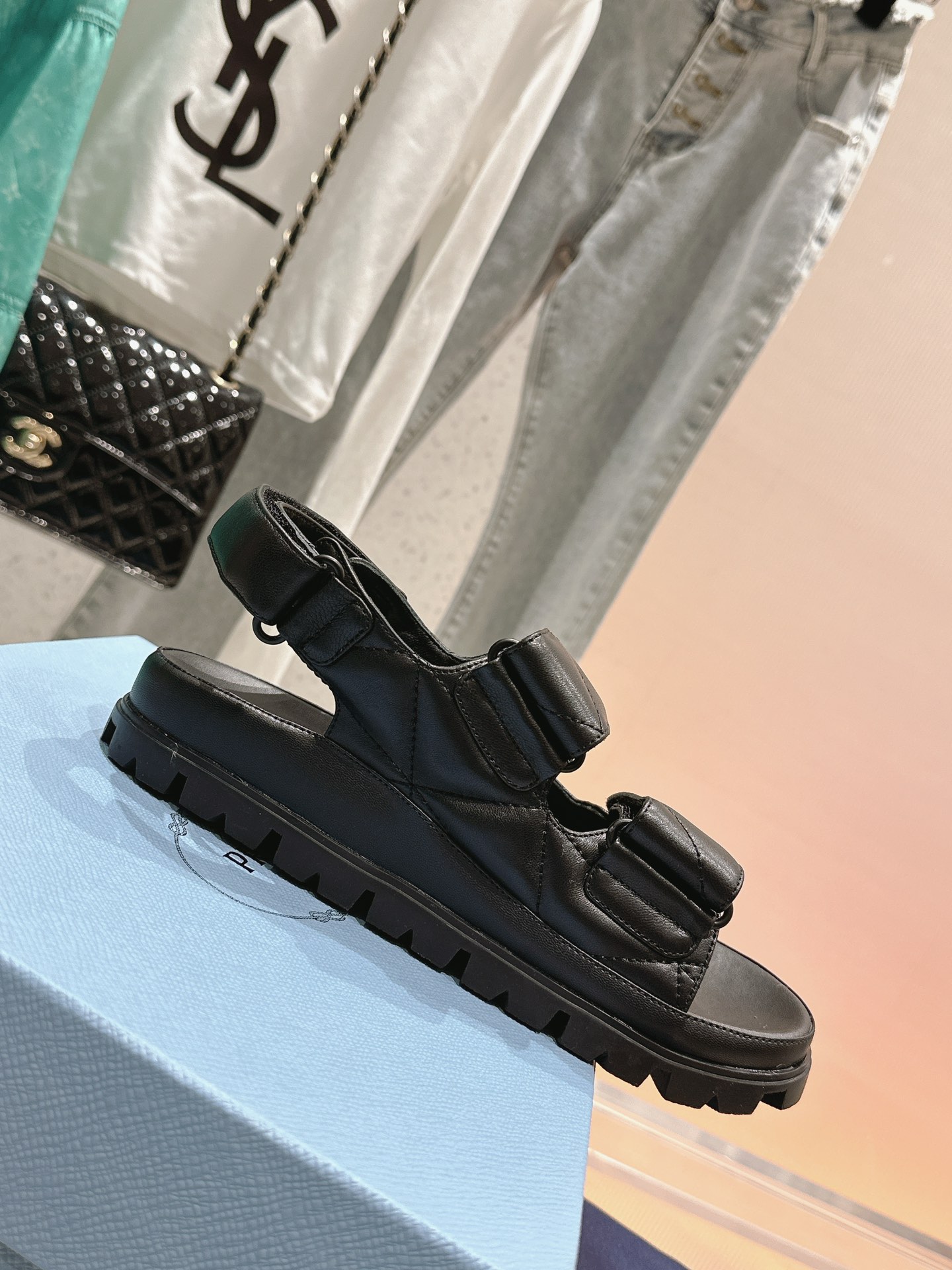 NO:891002,The latest series of new beach sandals for spring and summer. Roman thick-soled Velcro catwalk style, classic upgrade. Comfort and fashionability coexist. Every color combination looks good. Crazy burst of charm. This shoe will make your legs longer in seconds, and it feels great on your feet!  Made of original customized sheepskin, original molded non-slip foam wear-resistant sole SIZE: 35-41 [40.41 customized], sandals, sandals, sheepskin19860909最新系列春夏新款沙滩凉鞋 罗马厚底魔术贴走秀款,经典升级 舒适度与时髦度并存 每个颜色搭配都好看.疯狂爆发魅力这款鞋子上脚秒变长腿,脚感很棒！ 采用原版定制羊皮制作 原版开模防滑发泡耐磨底 SIZE: 35-41 [40.41定制],凉鞋,sandals,sheepskin,Women's Shoes