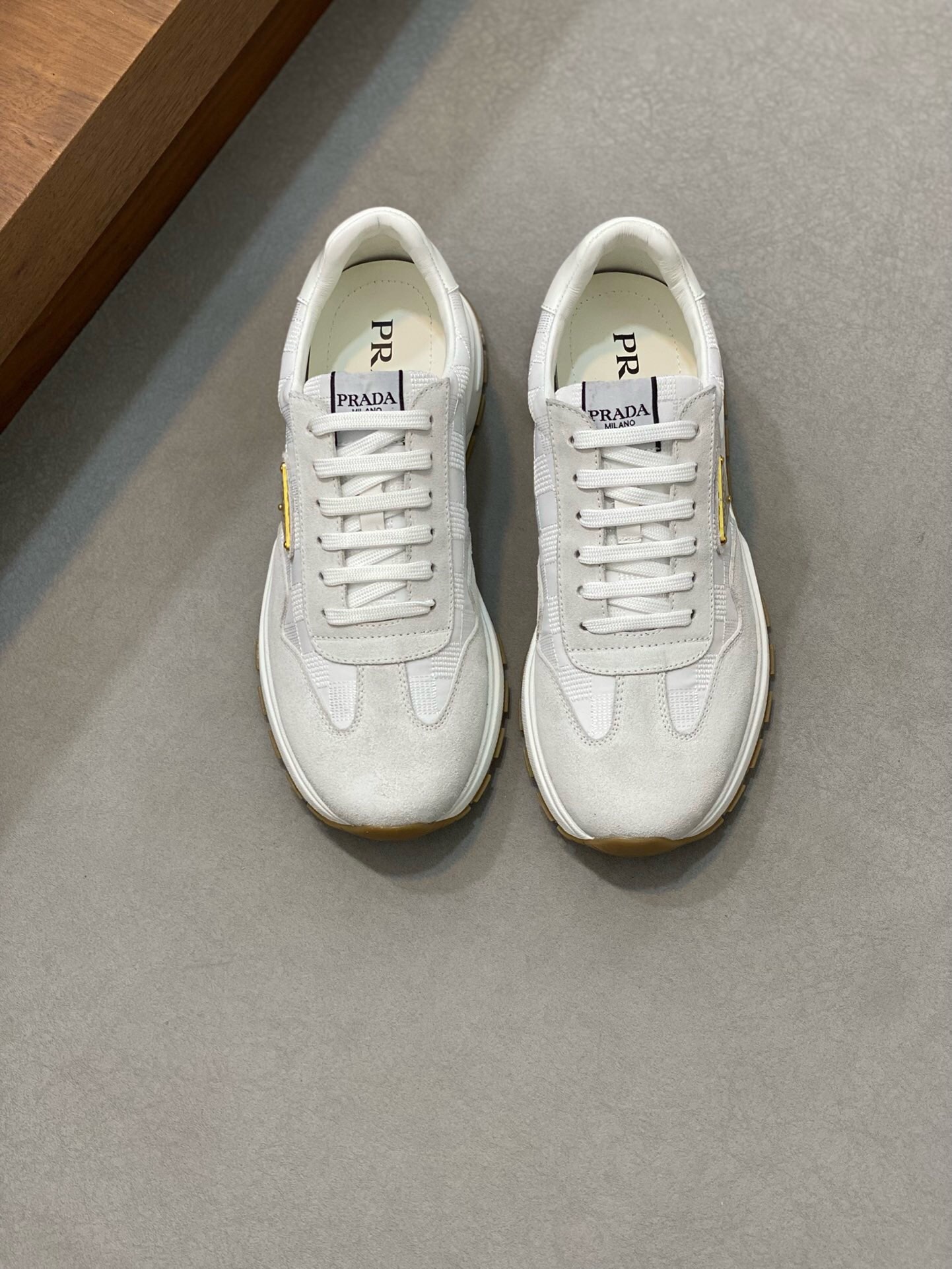 NO:218563,Brand P R A D A Color Original Color Pair Number 39-44 Customized 38.45 Price Material Prada New Product Original Single-Place Low-top Casual Sports Shoes!  The upper is made of original soft cowhide with Prada logo cowhide inner lining. The original molded outsole of cowhide is made of high quality, worth owning. Prada, prada, sneakers, cowhide19860909品牌P R A D A 颜色原版配色 码数39-44定做38.45 价格 材质普拉达新品原单货低帮休闲运动鞋！鞋面采用原版柔软牛皮搭配普拉达标识牛皮内里 牛皮垫脚原版开模大底、高品质值得拥有,普拉达,prada,sneakers,cowhide,Men's shoes