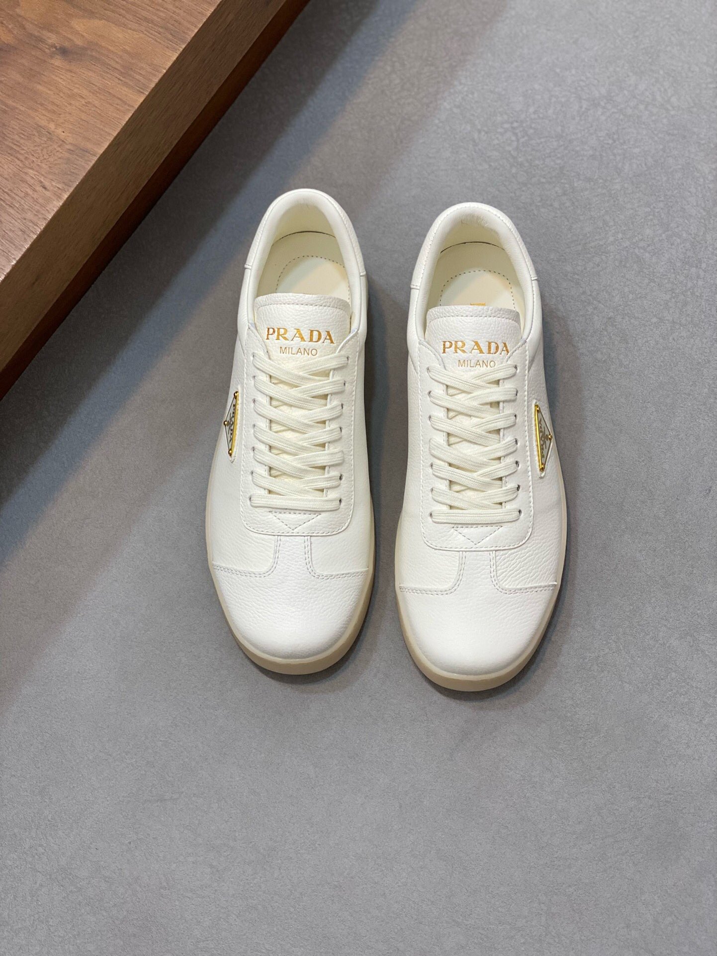 NO:218568,Brand P R A D A Color Original Color Pair Number 39-44 Customized 45 Price Material Prada New Product Original Single-Place Low-top Casual Sports Shoes!  The upper is made of original soft cowhide with Prada logo cowhide inner lining. The original molded outsole of cowhide is made of high quality, worth owning. Prada, prada, sneakers, cowhide19860909品牌P R A D A 颜色原版配色 码数39-44定做45 价格 材质普拉达新品原单货低帮休闲运动鞋！鞋面采用原版柔软牛皮搭配普拉达标识牛皮内里 牛皮垫脚原版开模大底、高品质值得拥有,普拉达,prada,sneakers,cowhide,Men's shoes