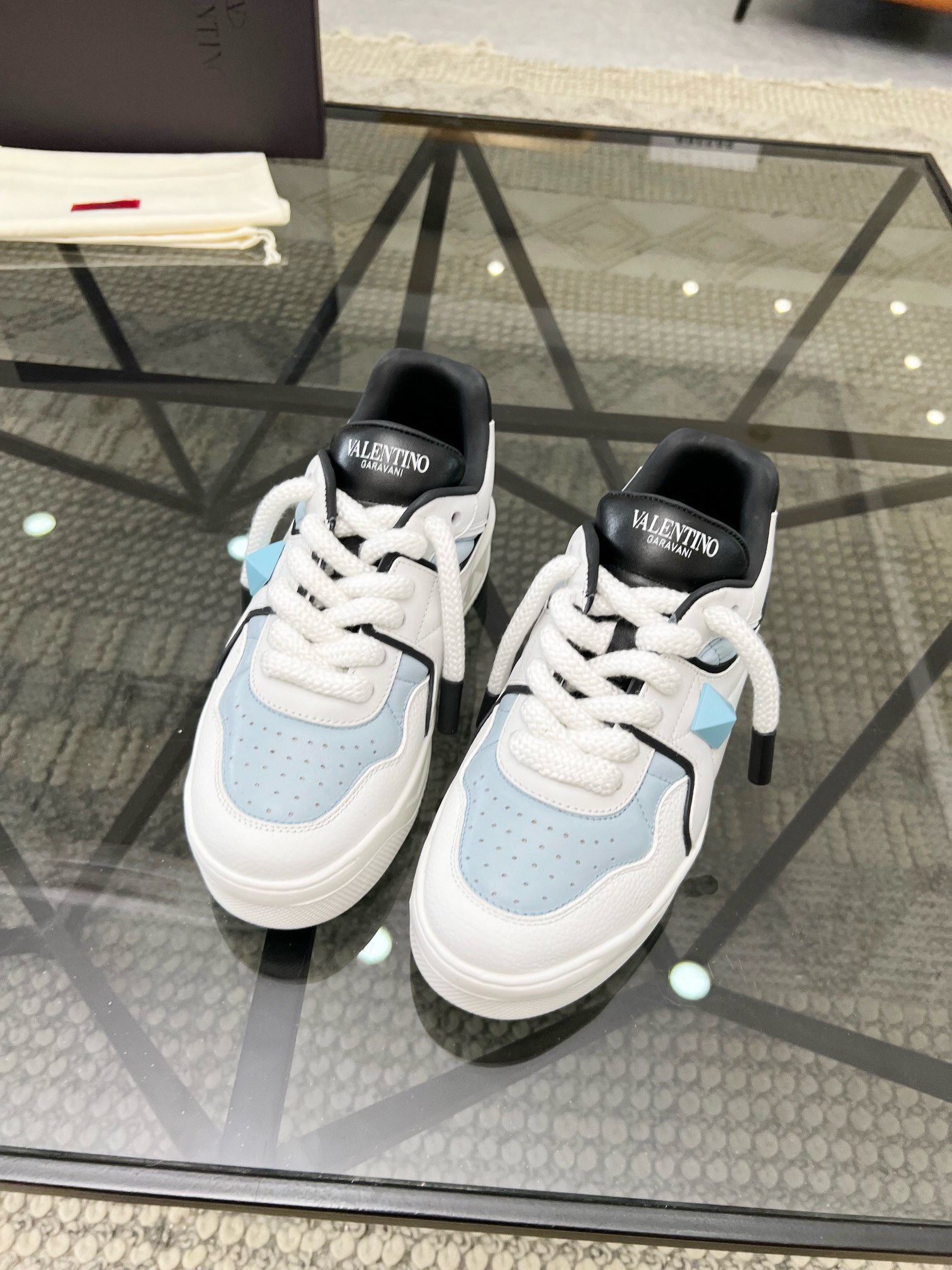 NO:218558,Brand VALENTINO Color Original Color Code Number 38-44 Standard Code Price Material Valentino New Product Casual Sports Shoes!  Classic old-fashioned original single quality top version fashion trend details are impeccable using imported cowhide splicing to make cowhide feet feel comfortable and superior quality original replica outsole, Valentino casual shoes, valentino, valentino, sneakers, cowhide19860909品牌VALENTINO 颜色原版配色 码数38-44标准码 价格 材质华伦天奴新品休闲 运动鞋！经典不老款原单品质顶级版本时尚潮流细节无可挑剔采用进口牛皮拼接制作牛皮垫脚脚感舒适品质优越原版复刻大底,华伦天奴休闲鞋,valentino,valentino,sneakers,cowhide,Men's shoes