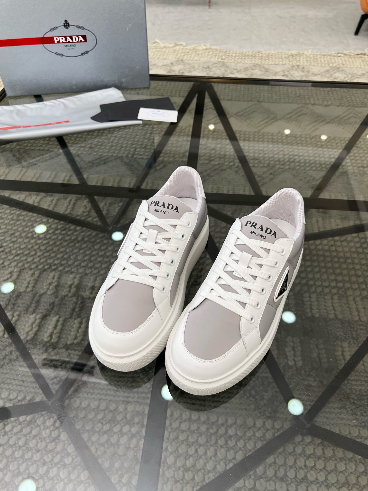 NO:218463,Brand P R A D A Color Original Color Number 38-44 Customized 45 Price Material Prada New Style Casual Shoes Super High Quality Original Single Version Luxury Material Selection Upper is made of cowhide with mesh fabric   cowhide foot pads purely handmade for comfortable wearing experience Original special sole, Prada, prada, cowhide19860909品牌P R A D A 颜色原版配色 码数38-44定做45 价格 材质普拉达新款 休闲鞋超高品质 原单·版本奢华选材鞋面采用牛皮搭配网布面料 牛皮垫脚纯手工打造只为舒适的穿着体验原版特供大底,普拉达,prada,cowhide,Men's shoes