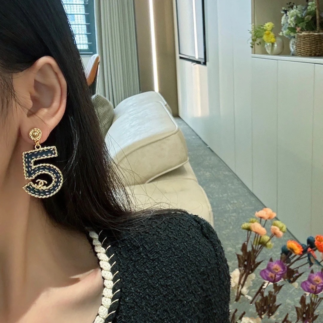 编码E2547 🛍香奈儿耳钉热销款🔥爆上新🆕🆕🆕 一致专柜🆕😎CHAN 24 仿牛仔5号耳环🤡吊坠设计很