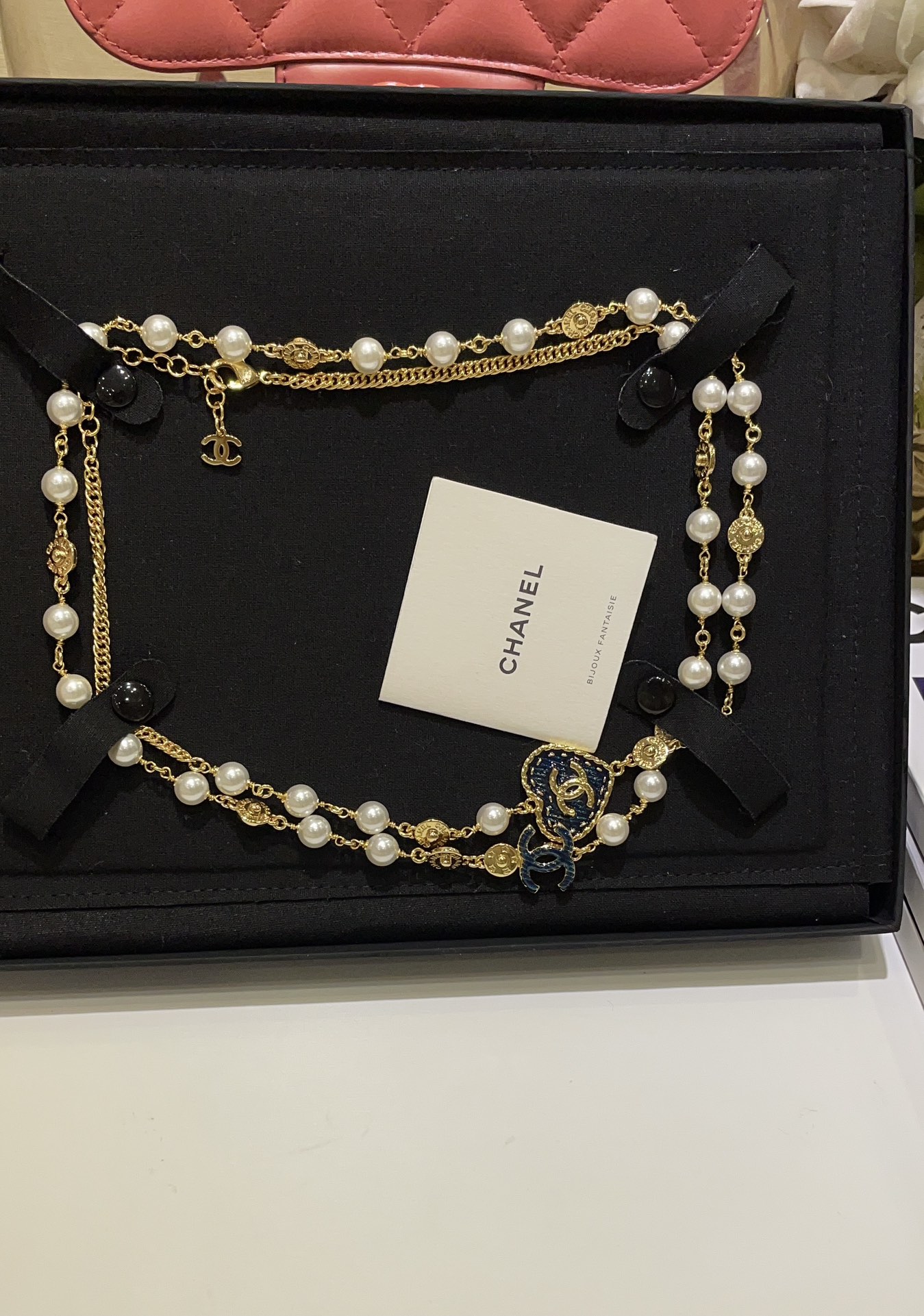 NO:632031,88320. Today’s new product long sweater chain 24 new retro gold denim pattern love heart double C pearl gold coin button sweater chain. Retro gold small buttons and pearls are scattered on the chain body. Denim blue double C stitching love heart has a vintage feel. Whether it is worn as a single layer or double layer, it is a super classic and profitable. It looks good no matter how you match it. z consistent brass material, sweaters, Cartier high-end jewelry1986090988320.今日新品长款毛衣链 24新款复古金色牛仔花纹爱心双C珍珠金币纽扣毛衣链 复古金色小纽扣和珍珠错落点缀链身 牛仔蓝双C车缝线爱心很有vintage感 无论是单层或是绕双层佩戴都 超级经典买到赚到 怎么搭配都好看 z一致黄铜材质,,sweaters,卡迪亚高端饰品,Jewelry