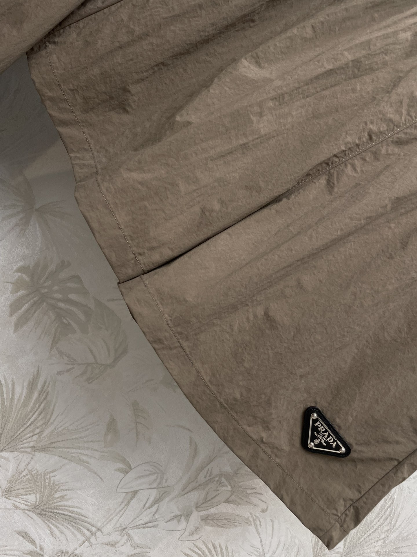 PD家24春夏三角标装饰连帽拉链外套+松紧腰短裤纯色简约又充满高级感打造精致又时髦的设计感短款版型上身超