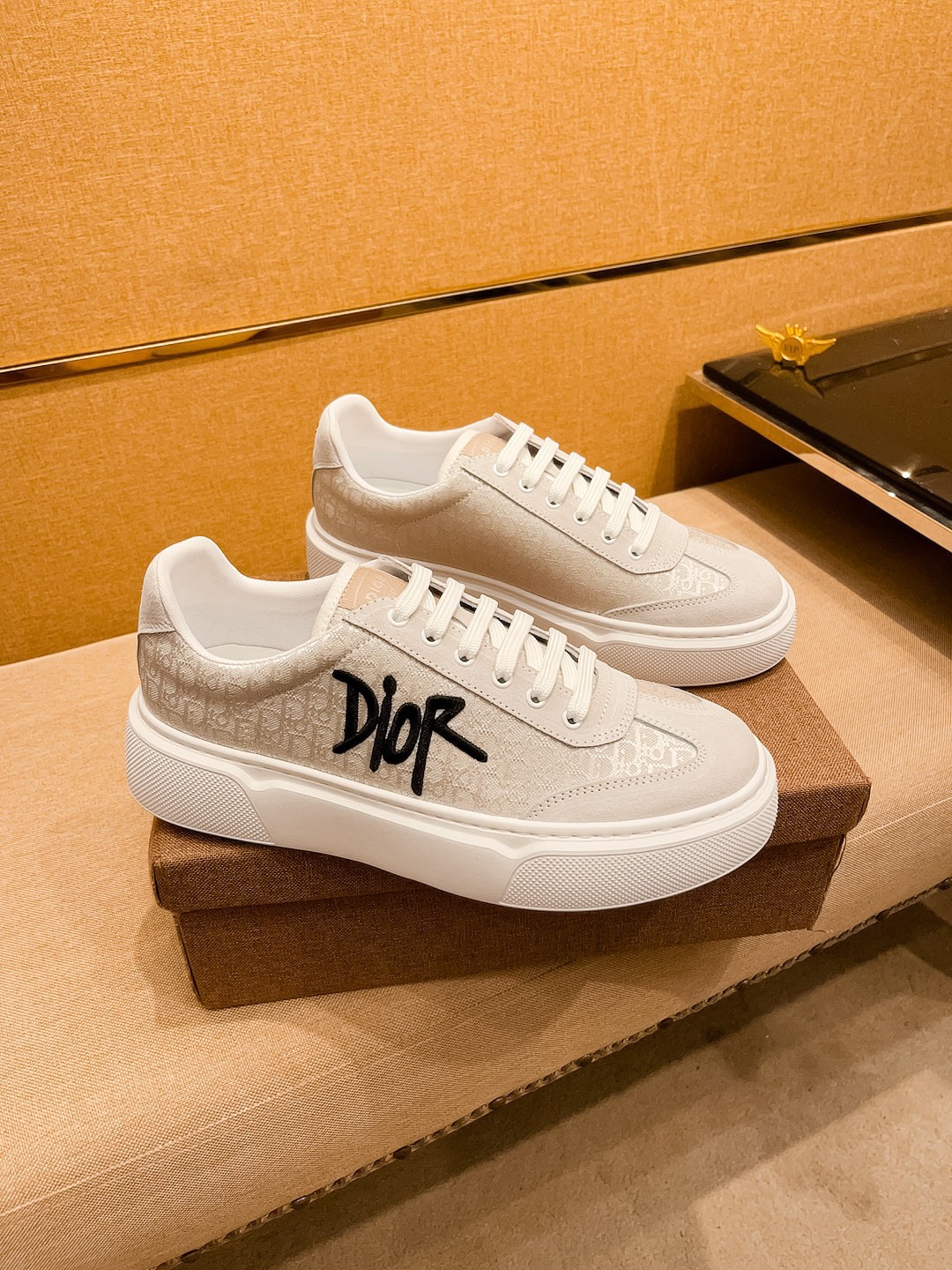 NO:555634,[Dior] The latest masterpiece of the high-end men's shoe brand official website 11, the upper is made of first-layer cowhide imported from Italy with a comfortable and breathable lining and original non-slip and wear-resistant outsole, making walking more convenient and comfortable!  Exclusive new model, stunning work, Midea 11 replica [color] compared with official quality!  Create a fashionable personality to set off your uniqueness!  A must-have for trendy men! Classic sizes: 38-44 Colors Multiple colors available, dior, cowhide19860909【 迪奥】男鞋高端品牌 官网11最新力作鞋面采用意大利进口头层牛皮搭配舒适透气内里原版防滑耐磨大底制作,让行走更加便捷舒适！独家新款,惊世之作,与官方的质量相比美的11复刻[色]！打造时尚个性衬托你的与众不同！潮男必备!经典尺码:38-44 颜色 多色可选,,dior,cowhide,Men's shoes