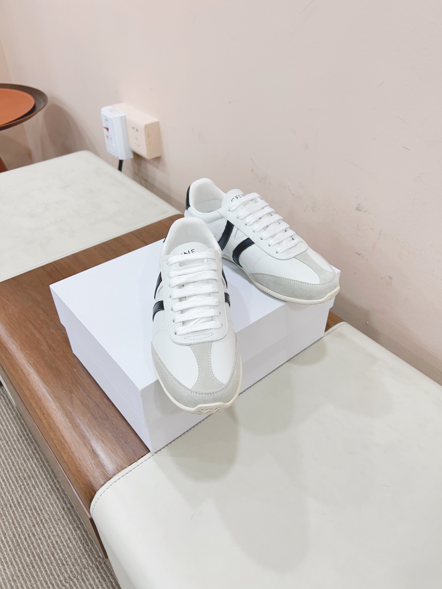 NO:493715,Certified CELIN* Silin Early Spring New German Training Shoes Women's Arc de Triomphe Logo Lace-up Couple Casual Shoes This season's white shoes are refreshing, from the outline of the last and the splicing of the partitions, echoing the front and back brand logos. The edges of the sole are obviously decorated with Celin* letters, which all show the brand elements, simple and comfortable, clean and neat, increasing the height and making legs thin. Whether worn alone or with wide-leg pants, high street and retro, we will make CELIN* girls. The upper is top layer cowhide. The inner lining is original inner lining. 11 35-39 (customized for 40): The ultimate cost-effectiveness, no bargaining., casual shoes/sports shoes, celine, sneakers, cowhide19860909已认证  CELIN*思琳早春新款德训鞋 女凯旋门徽标系带情侣休闲鞋 这一季的小白鞋无论从楦型的轮廓,隔板的拼接都让人耳目一新、前后品牌LOGO相呼应.大底边位明显Celin*字母点缀,无不彰显品牌元素 ,简单舒服,干净利落,增高显腿细,无论是单穿还是搭配阔腿裤,高街又复古一起来做CELIN*女孩 鞋面头层牛皮 内里原版内里 大底原版11 35-39(40定做） :  极致性价比,不议价.,休闲鞋/运动鞋,celine,sneakers,cowhide,Women's Shoes