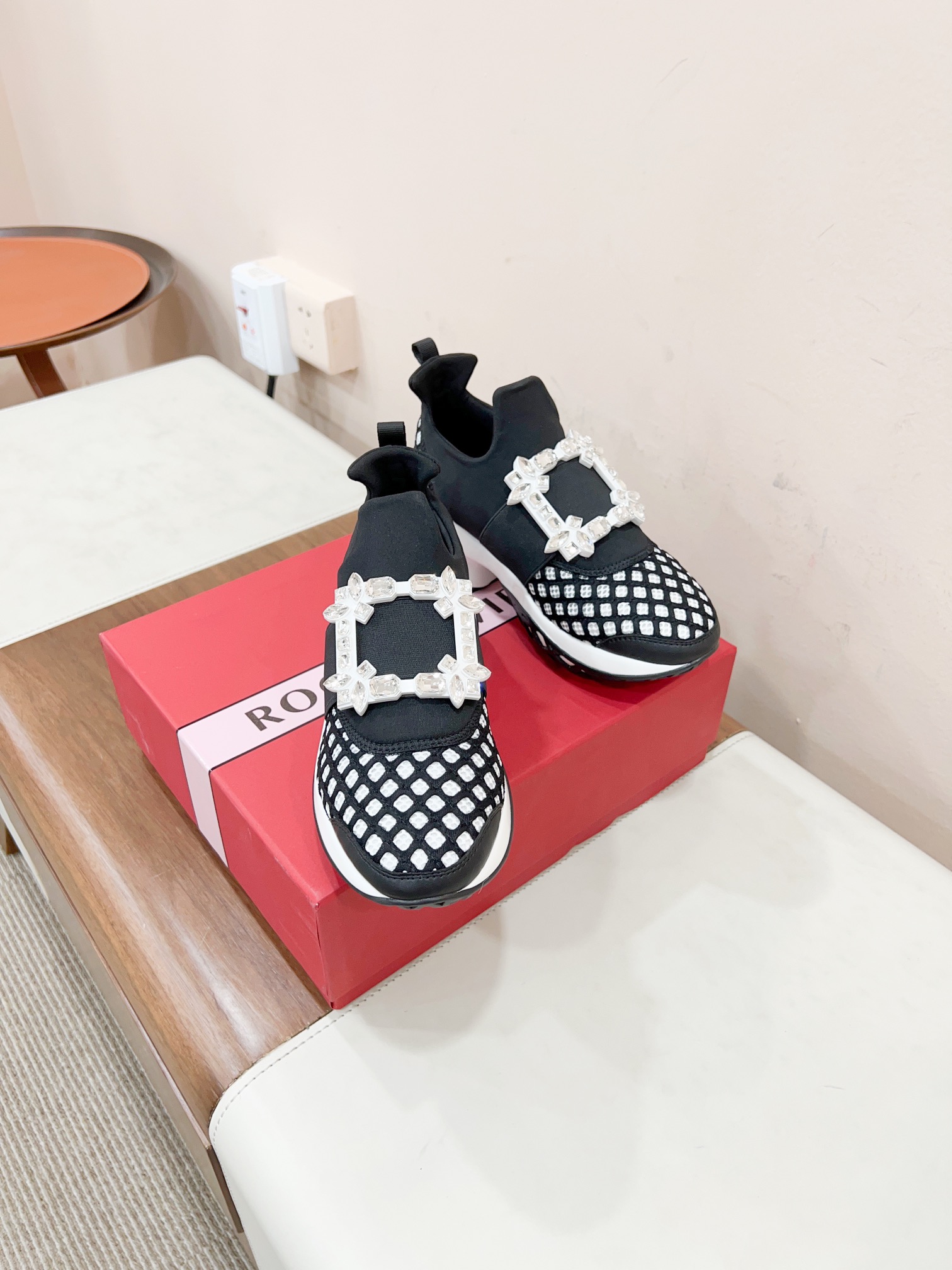 NO:614166,Certified * 25 new early spring RV women's shoes Viv' Run diamond buckle fabric sneakers Tang Yan, Lin Yun, Ruby Lin's aviation casual series loafers!  The trend of light exercise is coming, and it is very suitable for girls who want to increase their height!  Perfectly stretches the leg lines. The original version is reproduced. The version is super correct. The details of the workmanship are perfect. It is very comfortable on the feet. Elegant and versatile. A must-have casual model for traveling, driving, and sports. Original foam outsole 7.5cm. Material: Original customized breathable mesh. Imported water-dyed sheepskin lining. Hardware original 11 mold color/embellished diamond buckle 35-39 (customized for 40):  Extremely cost-effective, no bargaining. Casual shoes/sports shoes, loafers, sneakers, sheepskin19860909已认证  * 25早春新款RV女鞋Viv' Run钻扣织物运动鞋 唐嫣、林允、林心如同款航空休闲系列乐福鞋！轻运动风潮来袭,想要增高的小姐姐非常适合这款！完美拉伸腿部线条 原版复刻 版型超正 做工细节完美 ,上脚非常舒适 高雅百搭.旅游~开车~运动必备休闲款 鞋底原版发泡大底7.5cm 材质:原版定制透气网面 内里进口水染羊皮内里 五金原版11开模彩/饰钻扣 35-39(40定做） : 极致性价比,不议价.,休闲鞋/运动鞋,loafers,sneakers,sheepskin,Women's Shoes