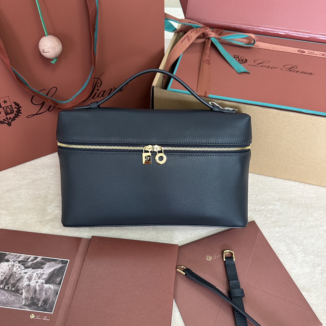 حقيبة يد Loro Piana Extra Pocket L27 من جلد العجل باللون الأزرق الداكن