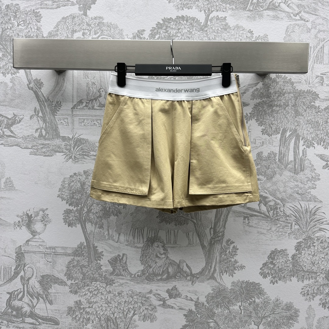 NO:696576,Alexanderwan* new product is on the shelves. Webbing work shorts are made of YB imported twill cotton. Craftsmanship. Stiff and stylish. Decorated with letter webbing for adjustment. Large work pocket design. Fashionable and western style. Development of surface accessories. A-swing shorts with loose legs. Tailored to accommodate the length of the legs. Casually matched with tops to make the outfit more simple and advanced. High version 3 colors,,shorts,19860909Alexanderwan*新品上架织带工装短裤定制YB进口斜纹棉材质 工艺处理 挺括有型 饰以字母织带调节装饰 工装大口袋设计 时髦洋气 面辅料开发 A摆短裤松腿剪裁 包容显腿长 随意搭配上装 让穿搭变得更为简约高级  高版本3色,,shorts,,Women's clothing