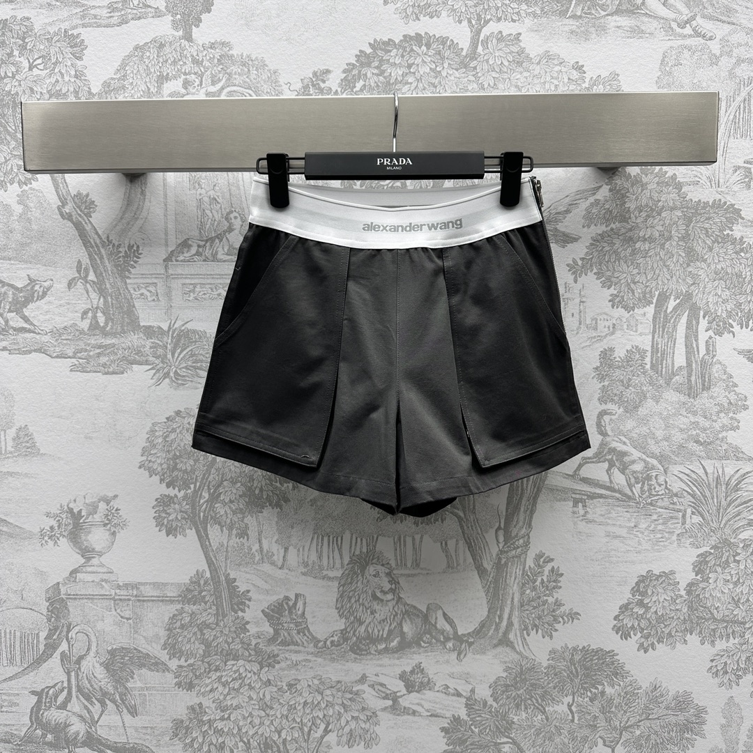 NO:696571,Alexanderwan* new product is on the shelves. Webbing work shorts are made of YB imported twill cotton. Craftsmanship. Stiff and stylish. Decorated with letter webbing for adjustment. Large work pocket design. Fashionable and western style. Development of surface accessories. A-swing shorts with loose legs. Tailored to accommodate the length of the legs. Casually matched with tops to make the outfit more simple and advanced. High version 3 colors,,shorts,19860909Alexanderwan*新品上架织带工装短裤定制YB进口斜纹棉材质 工艺处理 挺括有型 饰以字母织带调节装饰 工装大口袋设计 时髦洋气 面辅料开发 A摆短裤松腿剪裁 包容显腿长 随意搭配上装 让穿搭变得更为简约高级  高版本3色,,shorts,,Women's clothing