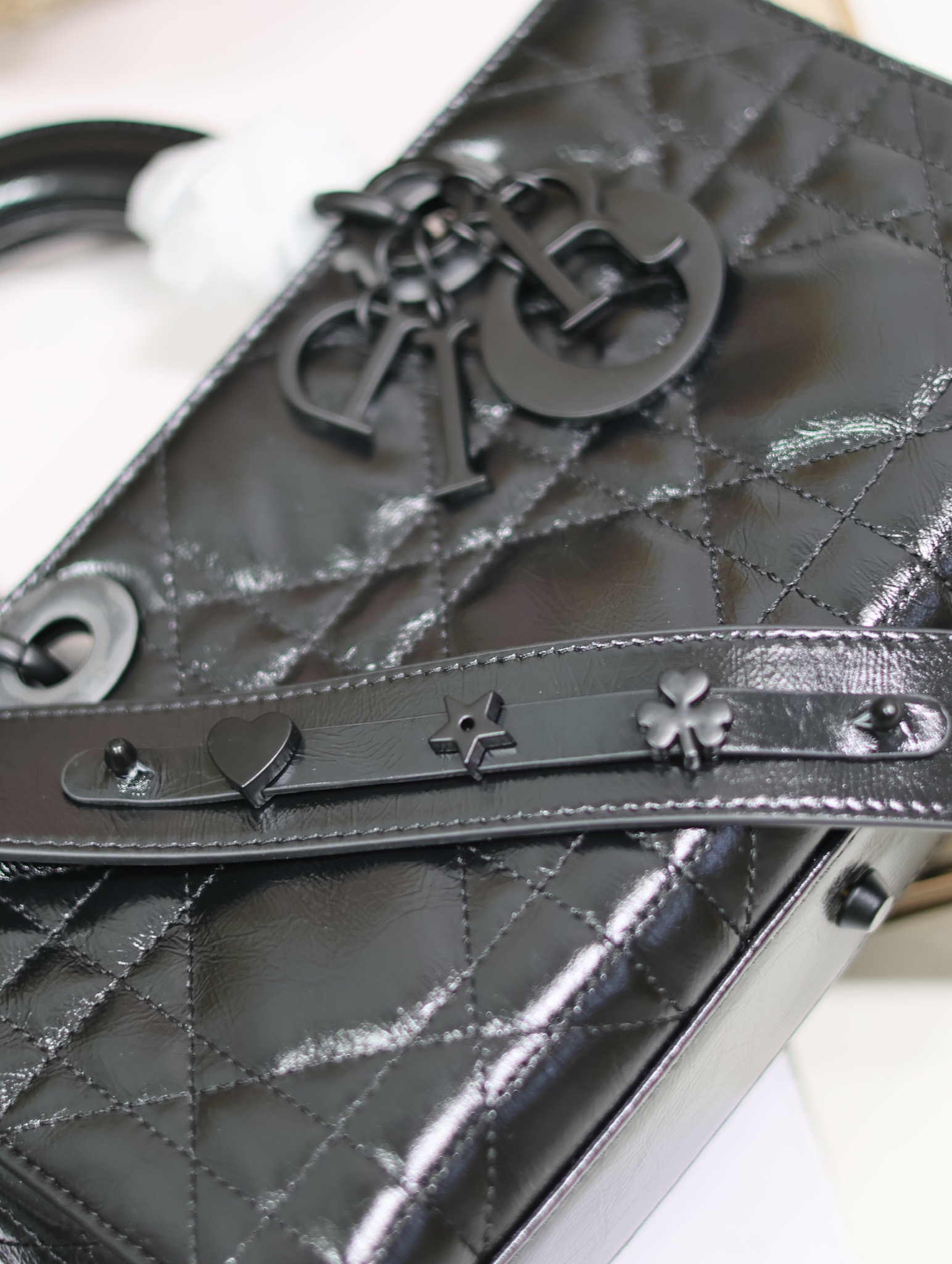 迪奥Dior顶级进口原厂横款戴妃包小号横版黑扣这款LadyD-SireMyABCDior手袋是本季新品于