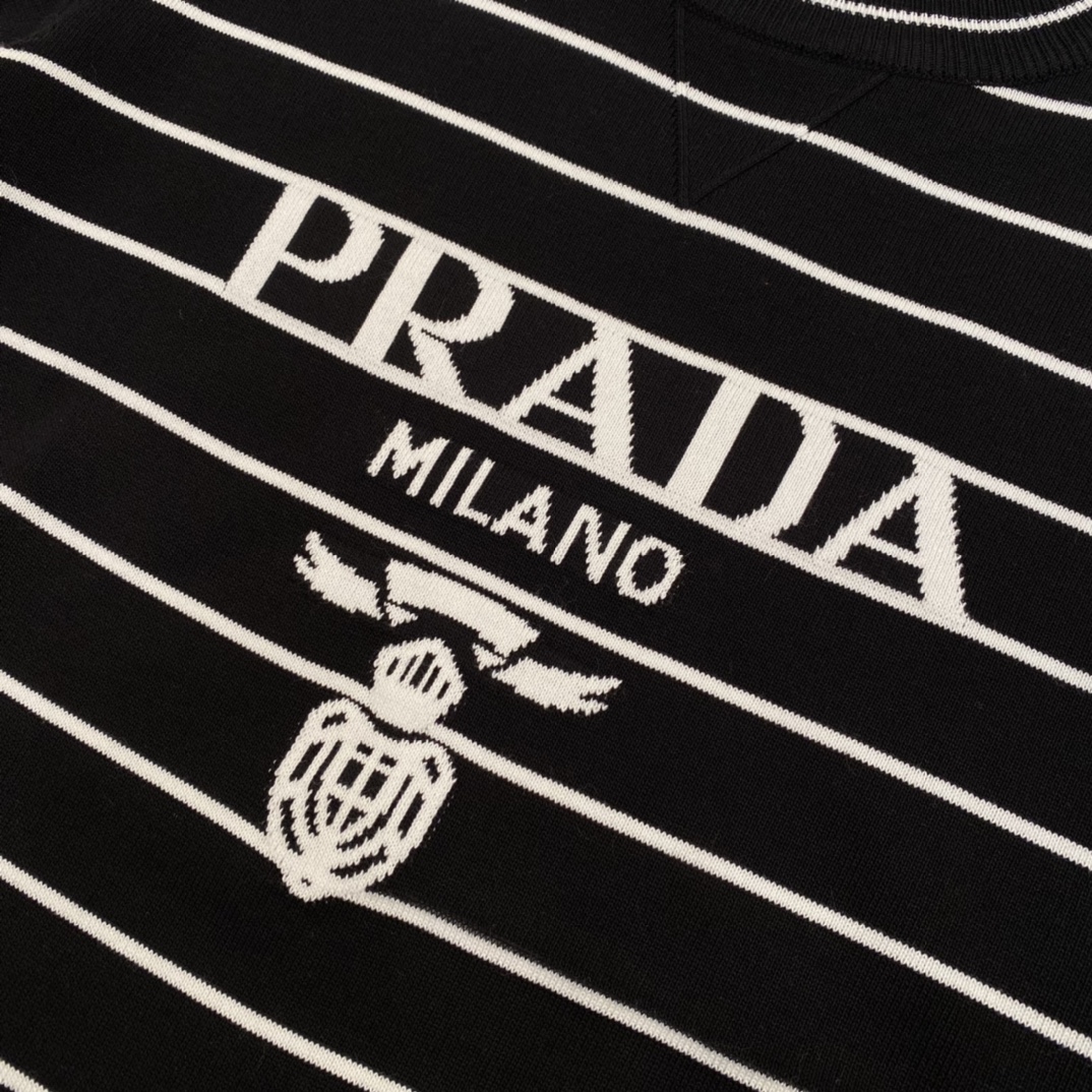 W-0PRADA普拉达24新款logo提花条纹针织短袖T恤采用经典的提花条纹设计融合品牌标志元素打造时尚