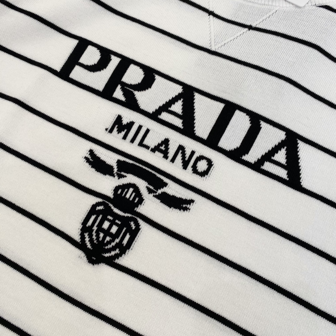 W-0PRADA普拉达24新款logo提花条纹针织短袖T恤采用经典的提花条纹设计融合品牌标志元素打造时尚