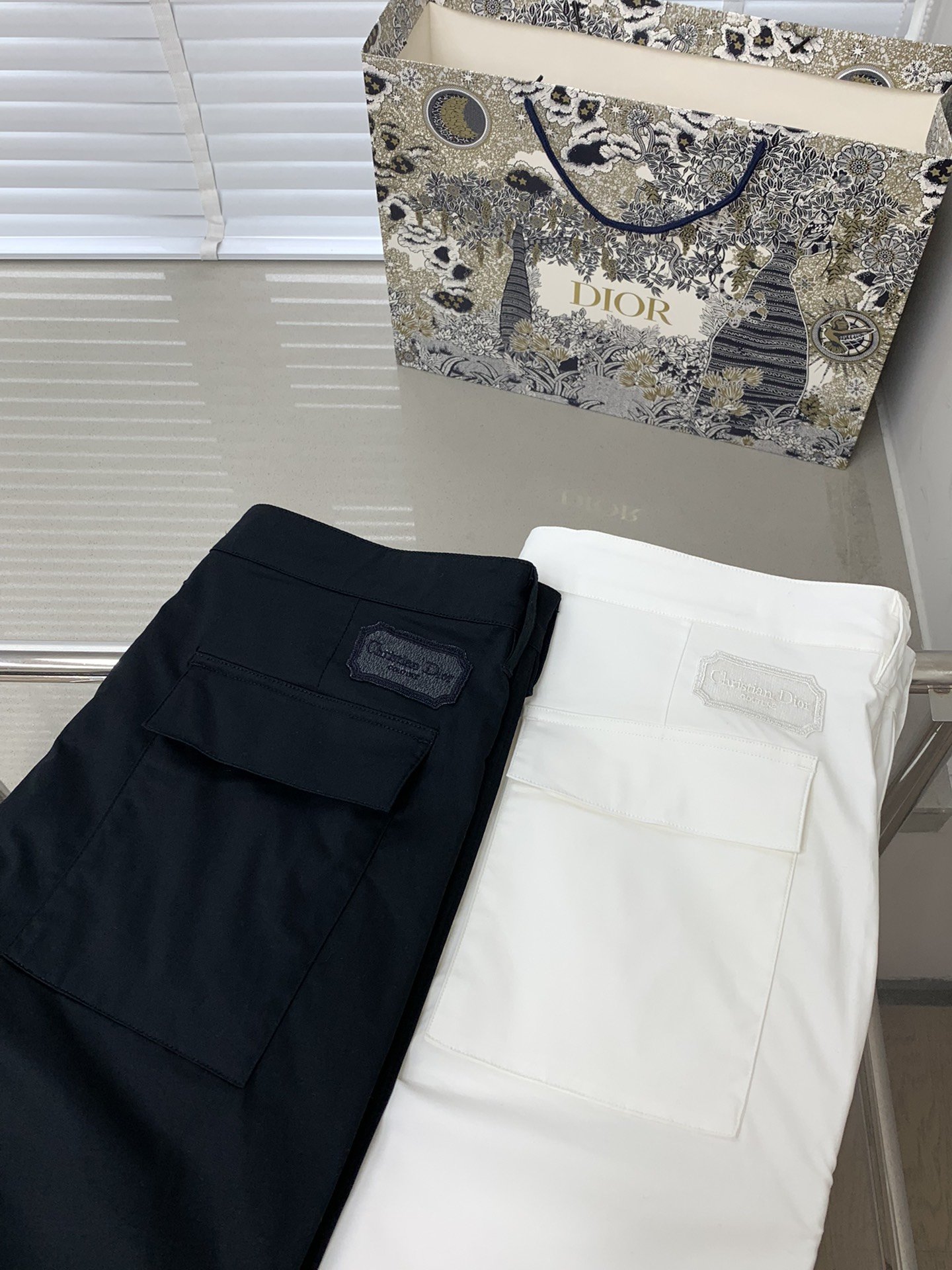 迪奥Dior2024春季最新款专柜同步有售原单狠货时尚休闲裤上身很有特点！吸睛而有亮点进口原版面料简单而