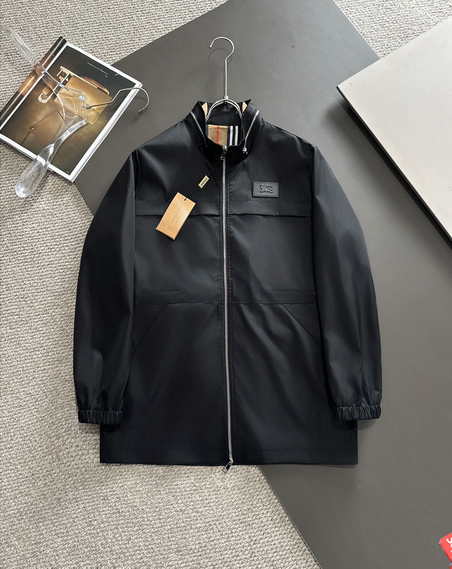 NO:950092,BBR B's 2026 Early Autumn Counter New Casual Fashion Jacket and Windbreaker Jacket. Super avant-garde design style. Delicate and comfortable. Very light and not easy to wrinkle. Multiple craftsmanship. The overall design is quite visual. The upper body is casual and stylish, with a certain degree of stiffness. It is definitely recommended for the temperament that is at the forefront of fashion. It is a must-have for urban leisure. Size M-XXXL (175 to 140 pounds, L maximum weight),, jackets & coats, jackets &  coats,19860909BBR B家 2026早秋专柜新款休闲时尚夹克风衣外套 超前卫设计风格 细腻舒适 穿着非常轻便不易起皱.多重重工艺 整体的设计颇具视觉感,上身休闲有型,有一定的挺括度,绝对走在时尚最尖端的气质感推荐,都市休闲必备.尺码 M-XXXL(175 140斤穿L 最大穿斤),,jackets & coats,jackets & coats,,Men's clothing