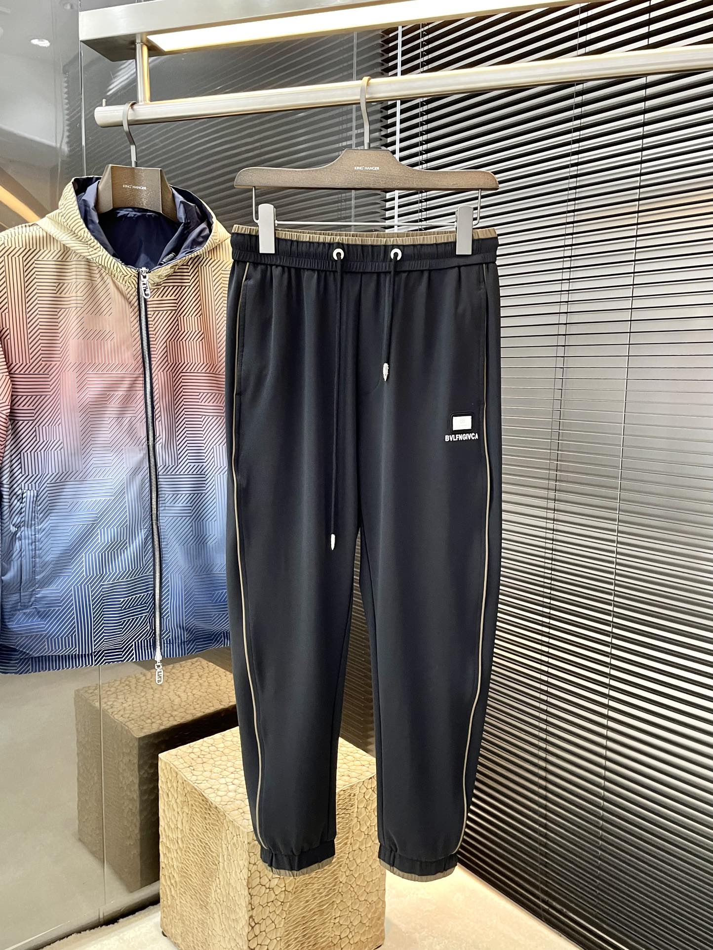 P：zydlb  ♠️  Balenciaga-（巴黎世家）2024ss春季新款，最新休闲裤。原版裤型上身休闲百搭、随性慵懒范，定制原版聚脂纤维面料，舒适感爆棚。高端大气，春天的味道有没有，首选 。码数：29-38（️37）代购级别