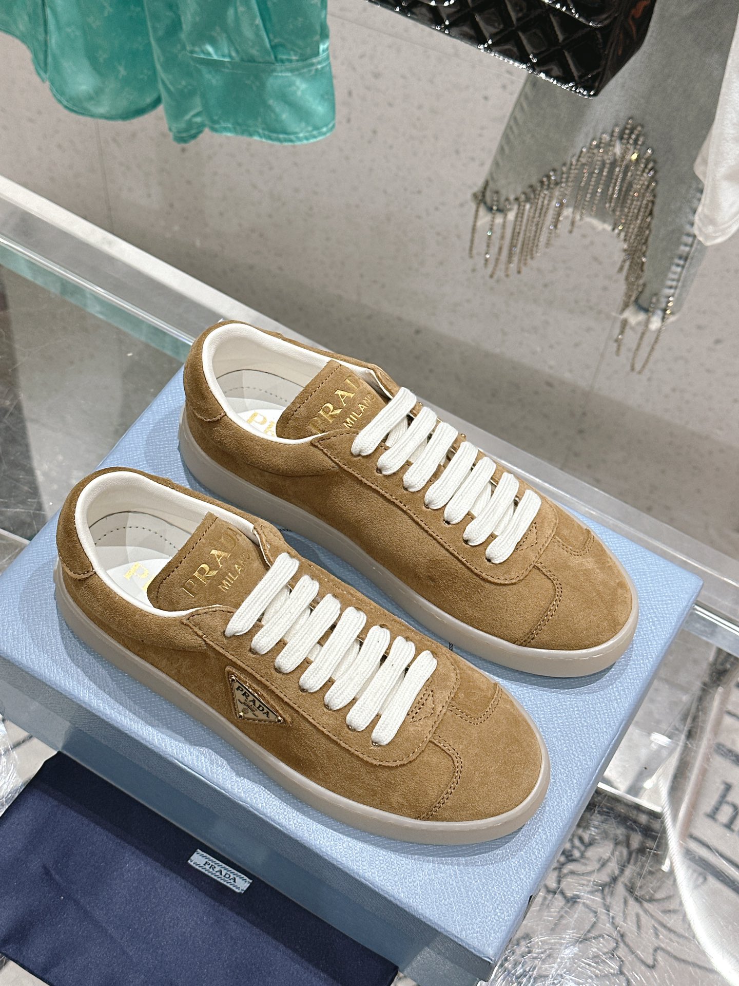 NO:891035,Women's/men's top quality new product launch｜Thin-soled retro couple sneakers, the original last shoe shape is super correct, the details are perfect and super running. This lace-up casual sports shoe has a perfect American retro style~ Super good-looking, comfortable, classic and versatile item A-grade environmentally friendly cowhide upper Silk cowhide lining/foot pads Original molded transparent TPU sole Women's size 35-41 [40.41.42 custom-made] Men's size 39-46 [45.46 customized], casual shoes/sports shoes, sneakers, cowhide19860909女款/男款 顶级品质 新品首發｜薄底复古情侣球鞋,原版楦头鞋型超正,细节完美超级跑量. 这款系带休闲运动鞋妥妥的美式复古风格～ 上脚超级好看舒适经典百搭的绝绝子单品 A级环保牛皮鞋面 丝绸牛皮内里/垫脚 原版开模透明TPU鞋底 女码35-41 [40.41.42定做] 男码39-46 [45.46定做],休闲鞋/运动鞋,sneakers,cowhide,Women's Shoes