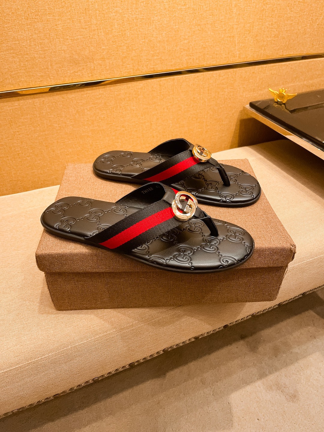 NO:273322,New model is available for sale [Guqi slippers] high-end 1:1 mold customization, original upgraded version of the outsole, lighter and non-slip. The top quality of the market, fashion is trendy, versatile and hot, simple and tasteful, must-have for trendy people, exuding a fashionable and casual atmosphere, fashion is right under your feet, full of confidence, the same spring and summer slippers in the counter are coming, it is super beautiful to wear, 38-44 Multi-color options, slippers19860909新款上市【古奇拖鞋】高端1:1开模定制,原版升级版大底,更轻便,防滑.市场顶级品质,,时尚主打潮流,百搭爆款,简单不失品味,潮人必备,散发时尚休闲气息,时尚就在脚下,自信满满,专柜同款春夏季拖鞋的季节来了,穿起来超级唯美, ,38-44 多 色可选,,slippers,Men's shoes