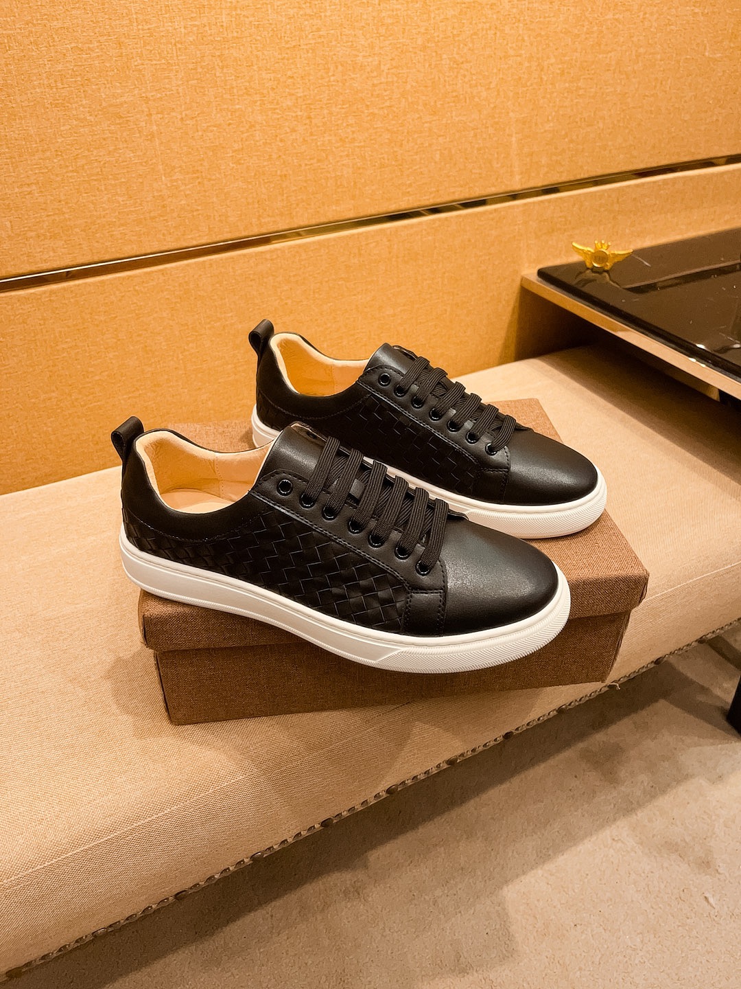 NO:352293,[Guqi men's shoes high-end brand official website 11's latest masterpiece upper is made of imported Italian cowhide with comfortable and breathable inner original non-slip and wear-resistant outsole, making walking more convenient and comfortable!  Exclusive new style, amazing work, beautiful 11 ​​replica [color] compared to the official quality!  Create a fashionable personality to set off your uniqueness!  A must-have for trendy men! Classic size: 38-44 Color 2 colors available, cowhide19860909【 古奇男鞋高端品牌 官网11最新力作鞋面采用意大利进口头层牛皮搭配舒适透气内里原版防滑耐磨大底制作,让行走更加便捷舒适！独家新款,惊世之作,与官方的质量相比美的11复刻[色]！打造时尚个性衬托你的与众不同！潮男必备!经典尺码:38-44 颜色 2色可选,,cowhide,Men's shoes