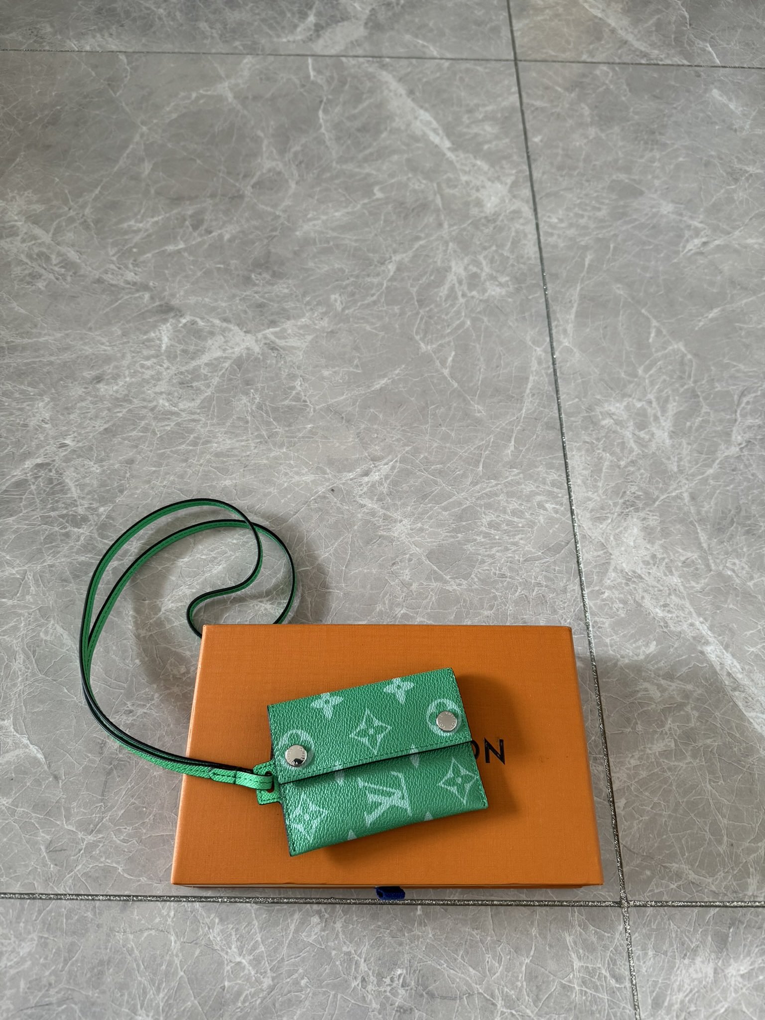 NO:178859,Genuine grade M83153 Green Lanyard Business Card Clip This new fashionable lanyard business card holder can hold business cards and various small necessities. The card holder is made of Taga leather and Monogram canvas, and is designed in a timeless black tone to bring summery atmosphere. This accessory comes with a slim long lanyard and double snaps, which is compact and practical, and can be easily hung on the neck or put in a bag. 7.6 x 10 x 0.5 cm, LV wallet/clip bag, louis vuitton, cowhide19860909正品级 M83153 绿 挂绳式名片夹 这款全新的时尚挂绳式名片夹可放置名片及各种小巧必需品.名片夹由Taga牛皮及Monogram帆布糅合而成,并以隽永的黑色色调设计,洋溢夏日气息.此配饰备有纤巧长挂绳及以双按扣设计,小巧实用,可便捷地挂于颈上或放入袋中携带. 7.6 x 10 x 0.5 厘米,LV钱夹/手包,louis vuitton,cowhide,Bag