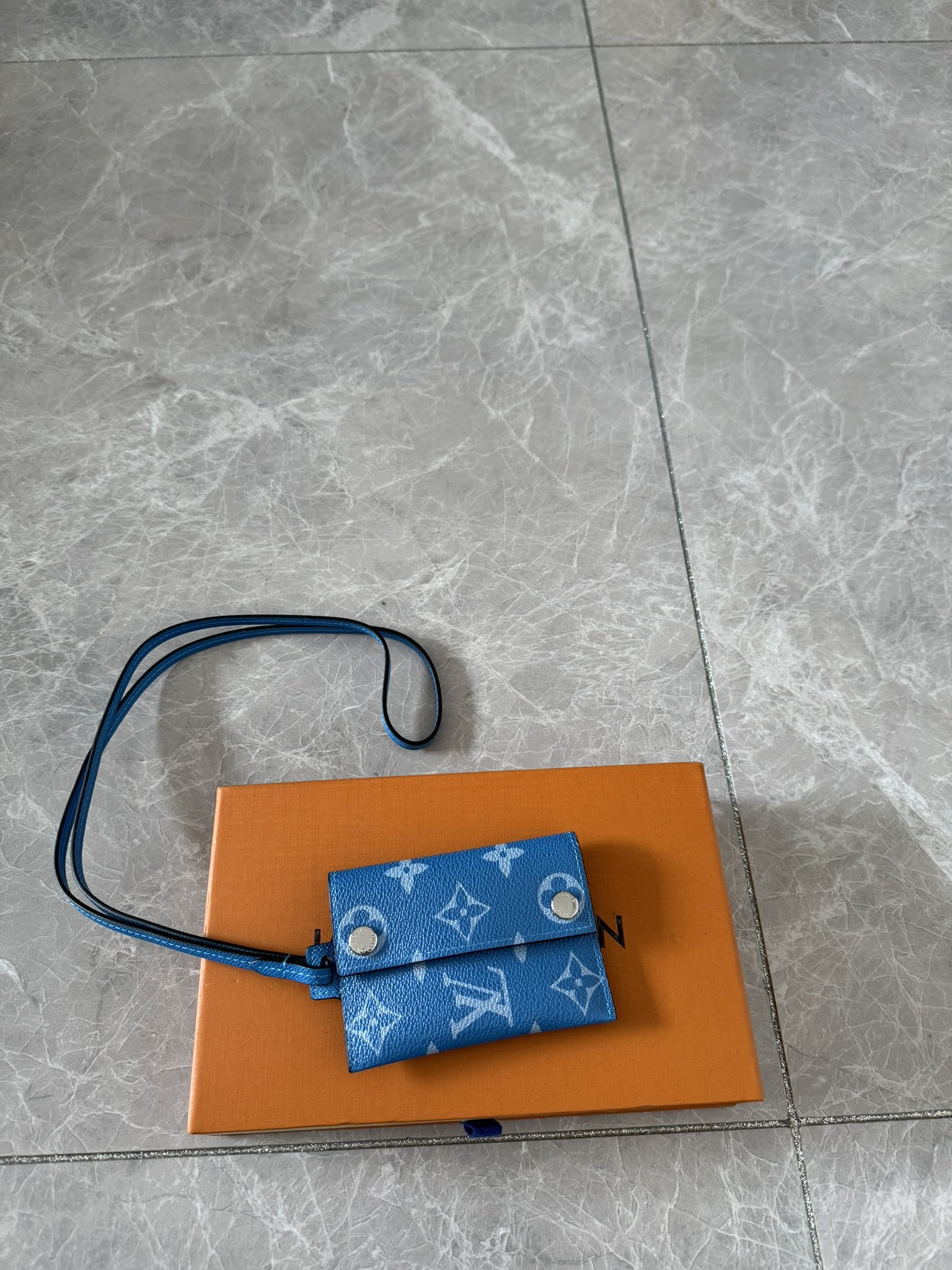 NO:178862,Genuine grade M83153 Blue Lanyard Business Card Clip This new fashionable lanyard business card holder can hold business cards and various small necessities. The card holder is made of Taga leather and Monogram canvas, and is designed in a timeless black tone to bring summery atmosphere. This accessory is equipped with a slim long lanyard and double snaps, which is compact and practical, and can be easily hung on the neck or put in a bag. 7.6 x 10 x 0.5 cm, LV wallet/clip bag, louis vuitton, cowhide19860909正品级 M83153 蓝 挂绳式名片夹 这款全新的时尚挂绳式名片夹可放置名片及各种小巧必需品.名片夹由Taga牛皮及Monogram帆布糅合而成,并以隽永的黑色色调设计,洋溢夏日气息.此配饰备有纤巧长挂绳及以双按扣设计,小巧实用,可便捷地挂于颈上或放入袋中携带. 7.6 x 10 x 0.5 厘米,LV钱夹/手包,louis vuitton,cowhide,Bag