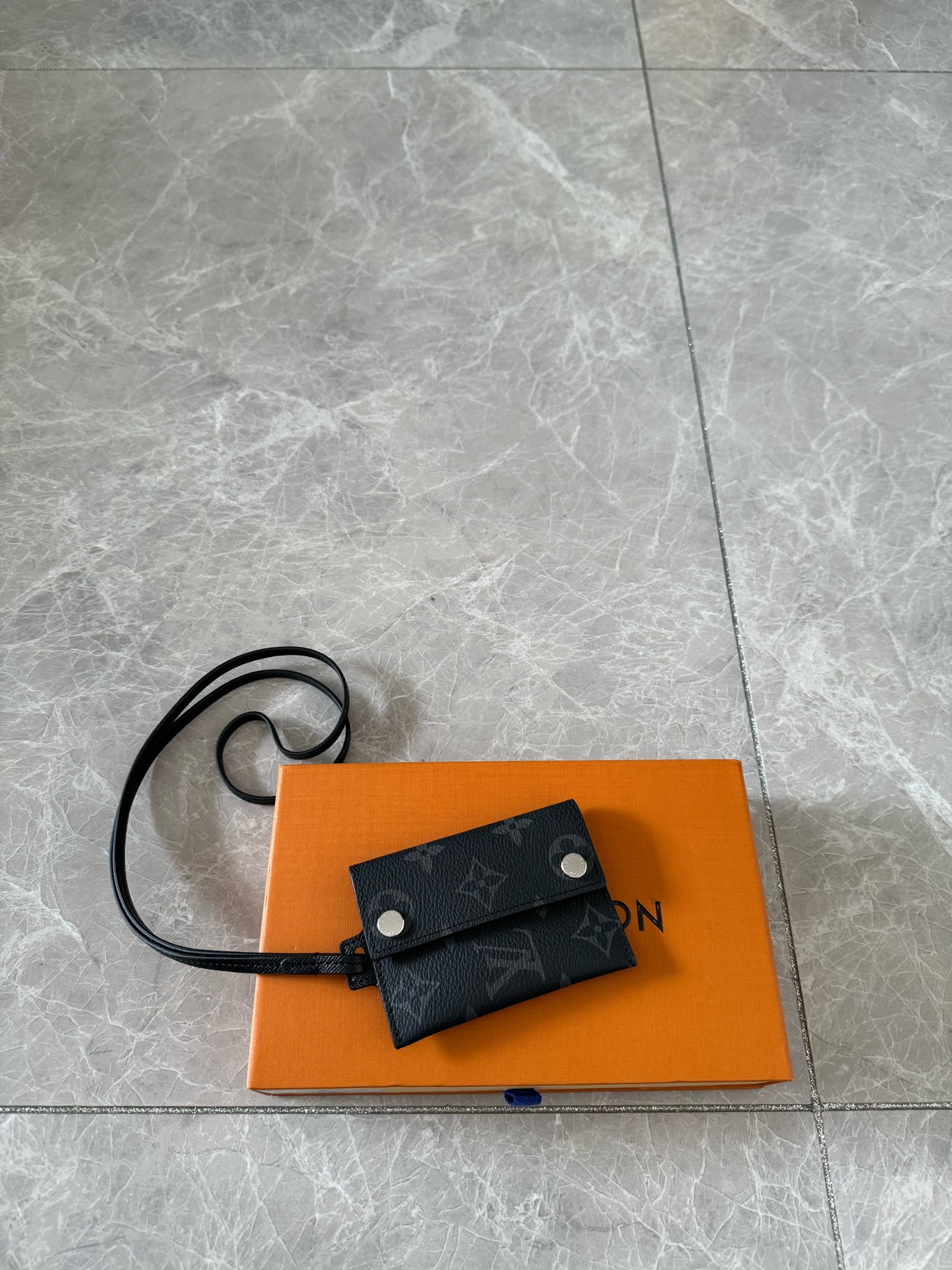 NO:178863,Genuine M83153 g Lanyard Business Card Clip This new fashionable lanyard business card holder can hold business cards and all kinds of small and essentials. The card holder is made of Taga leather and Monogram canvas, and is designed in a timeless black tone to bring summery atmosphere. This accessory comes with a slim long lanyard and double snaps, which is compact and practical, and can be easily hung on the neck or put in a bag. 7.6 x 10 x 0.5 cm, LV wallet/clip bag, louis vuitton, cowhide19860909正品级 M83153 克 挂绳式名片夹 这款全新的时尚挂绳式名片夹可放置名片及各种小巧必需品.名片夹由Taga牛皮及Monogram帆布糅合而成,并以隽永的黑色色调设计,洋溢夏日气息.此配饰备有纤巧长挂绳及以双按扣设计,小巧实用,可便捷地挂于颈上或放入袋中携带. 7.6 x 10 x 0.5 厘米,LV钱夹/手包,louis vuitton,cowhide,Bag