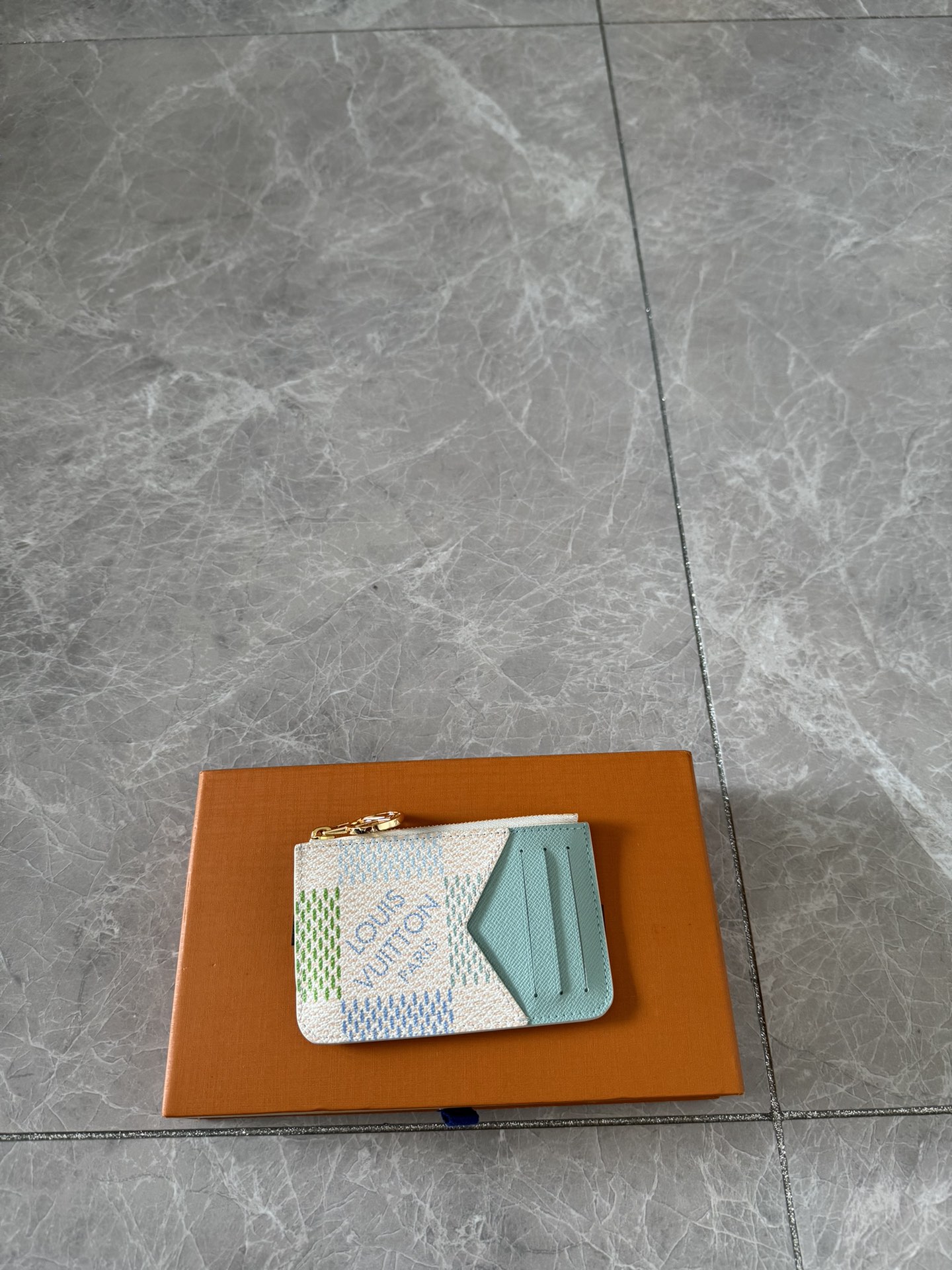 NO:178836,Genuine grade N40639 ROMY card clip!  Romy card clips combine functional elements of the organ zipper bag and the simple style of the traditional card clip Monogram canvas with colorful leather lining L*Circle metal zipper head rich in details Can hold banknotes coins or notes size12x8x0.8cm, LV wallet/clip, christian louboutin, louis vuitton19860909正品级 N40639 ROMY 卡夹！Romy 卡夹兼备风琴拉链袋的功能元素和传统卡夹的简约格调 Monogram 帆布搭配彩色皮革内衬 L*Circle 金属拉链头丰富细节 可容纳纸钞 硬币或票据  size12x8x0.8cm,LV钱夹/手包,christian louboutin,louis vuitton,Bag