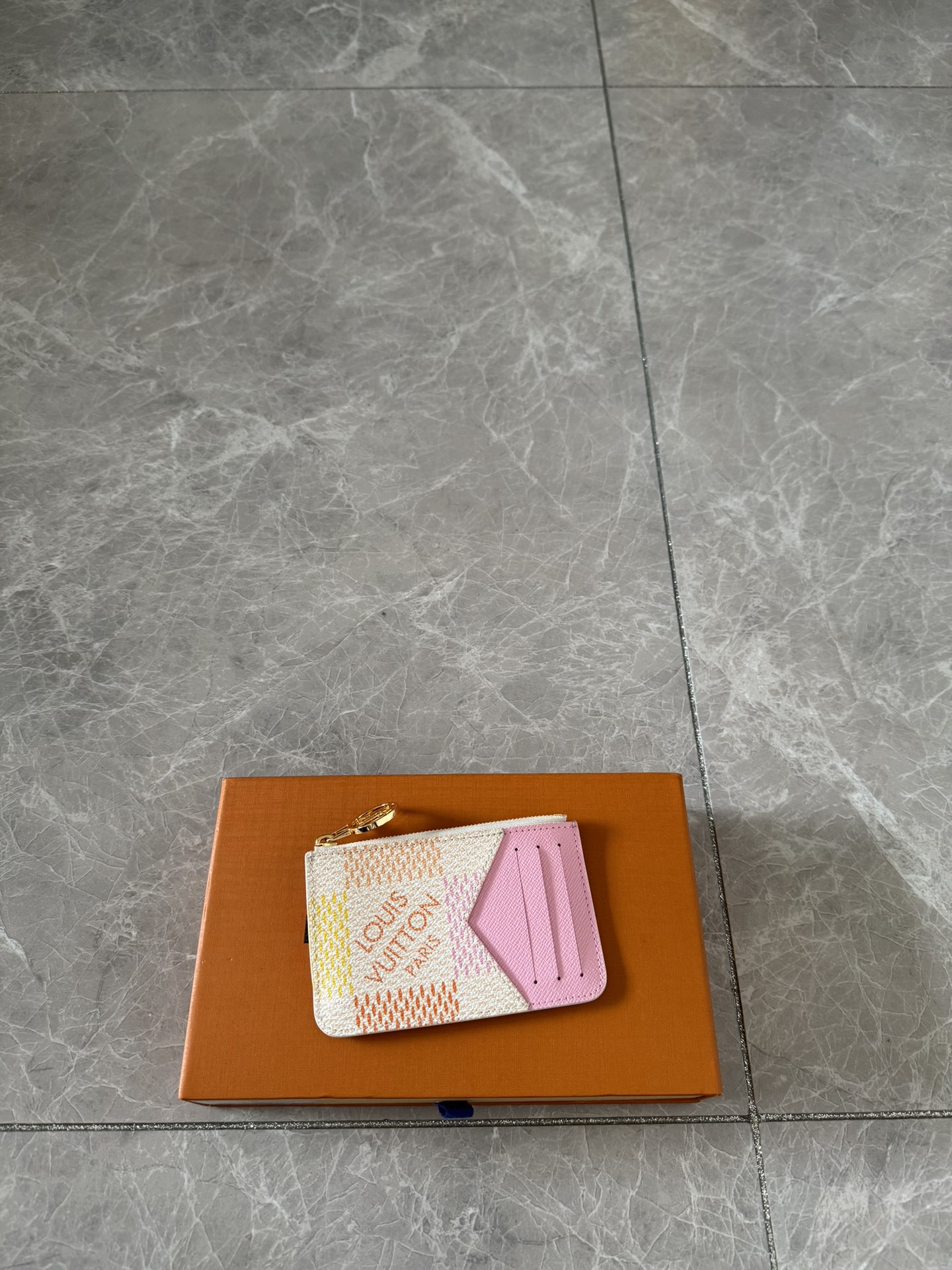 NO:178841,Genuine grade N40639 ROMY card clip!  Romy card clips combine functional elements of the organ zipper bag and the simple style of the traditional card clip Monogram canvas with colorful leather lining L*Circle metal zipper head rich in details Can hold banknotes coins or notes size12x8x0.8cm, LV wallet/clip, christian louboutin, louis vuitton19860909正品级 N40639 ROMY 卡夹！Romy 卡夹兼备风琴拉链袋的功能元素和传统卡夹的简约格调 Monogram 帆布搭配彩色皮革内衬 L*Circle 金属拉链头丰富细节 可容纳纸钞 硬币或票据 size12x8x0.8cm,LV钱夹/手包,christian louboutin,louis vuitton,Bag