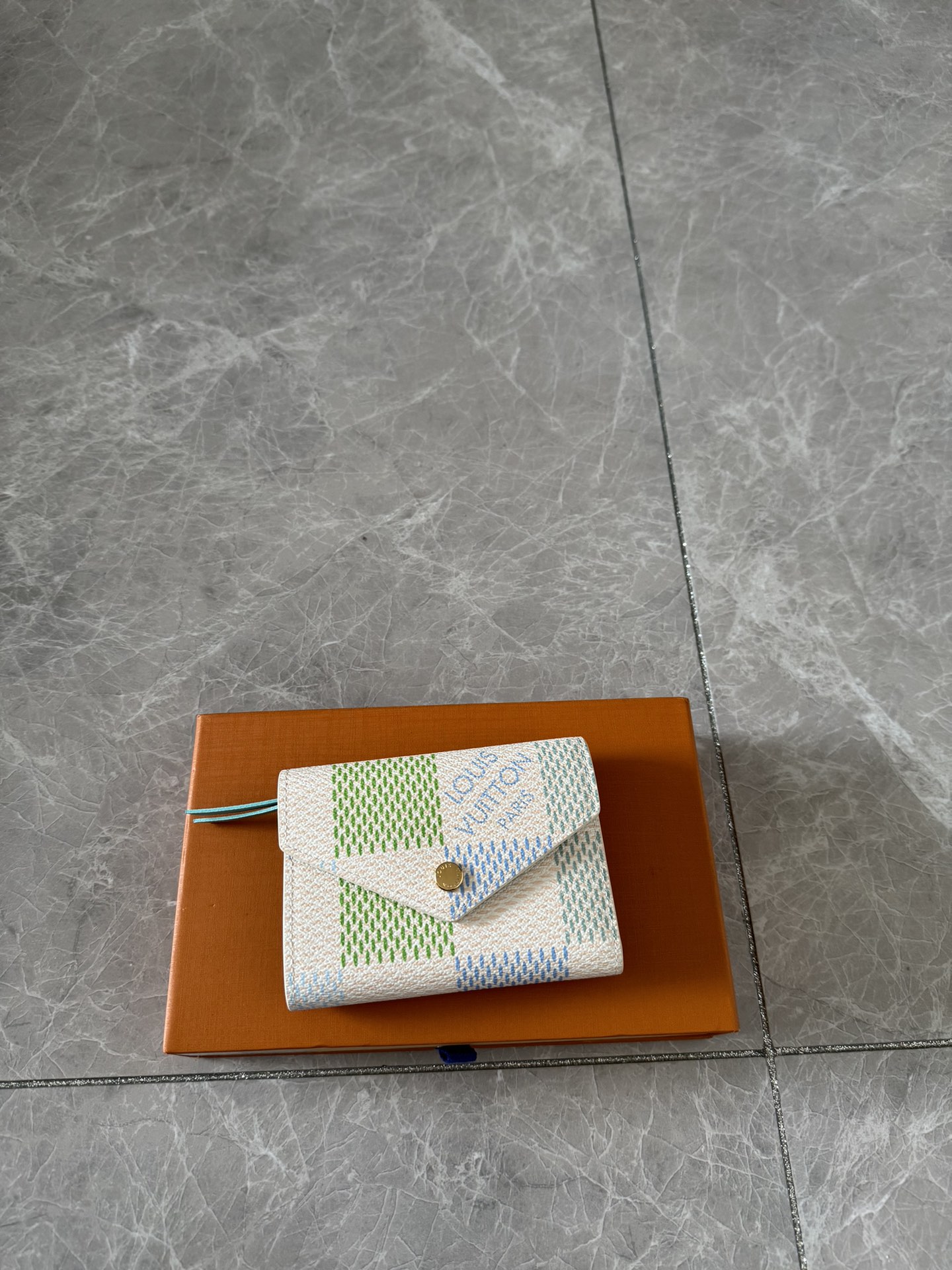 NO:178846,Genuine grade N40750 This damiericious” reinterprets the damiervicetine canvas with a charming pastel style. A small wallet feminine with a round flap with engraved gold collar, updated with a fresh and feminine atmosphere. The pockets for inner banknotes and coins have 6 card slots. 12x9.5 x1.5 cm, LV wallet/clip, louis vuitton, wallets19860909正品级 N40750 此款damiericious”用充满魅力的粉彩风格重新诠释了damiervicetine画布.以施有刻印的金领的按扣开合的圆形翻盖为特征的小钱包,更新了新鲜且有女人味的氛围.内侧纸币和硬币用的口袋,具备6个卡槽. 12x9.5 x1.5 cm,LV钱夹/手包,louis vuitton,wallets,Bag