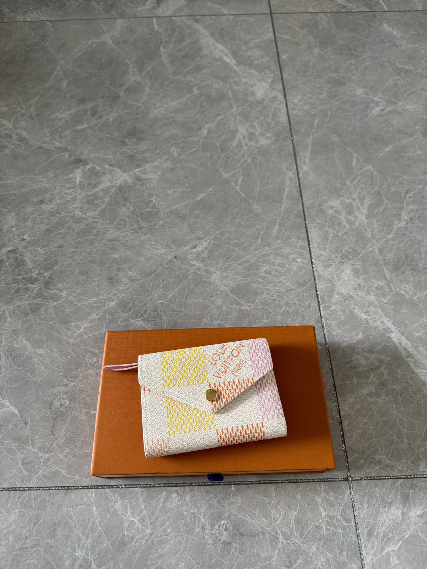 NO:178849,Genuine grade N40750 This damiericious” reinterprets the damiervicetine canvas with a charming pastel style. A small wallet feminine with a round flap with engraved gold collar, updated with a fresh and feminine atmosphere. The pockets for inner banknotes and coins have 6 card slots. 12x9.5 x1.5 cm., LV wallet/clip, louis vuitton, wallets19860909正品级 N40750 此款damiericious”用充满魅力的粉彩风格重新诠释了damiervicetine画布.以施有刻印的金领的按扣开合的圆形翻盖为特征的小钱包,更新了新鲜且有女人味的氛围.内侧纸币和硬币用的口袋,具备6个卡槽. 12x9.5 x1.5 cm.,LV钱夹/手包,louis vuitton,wallets,Bag