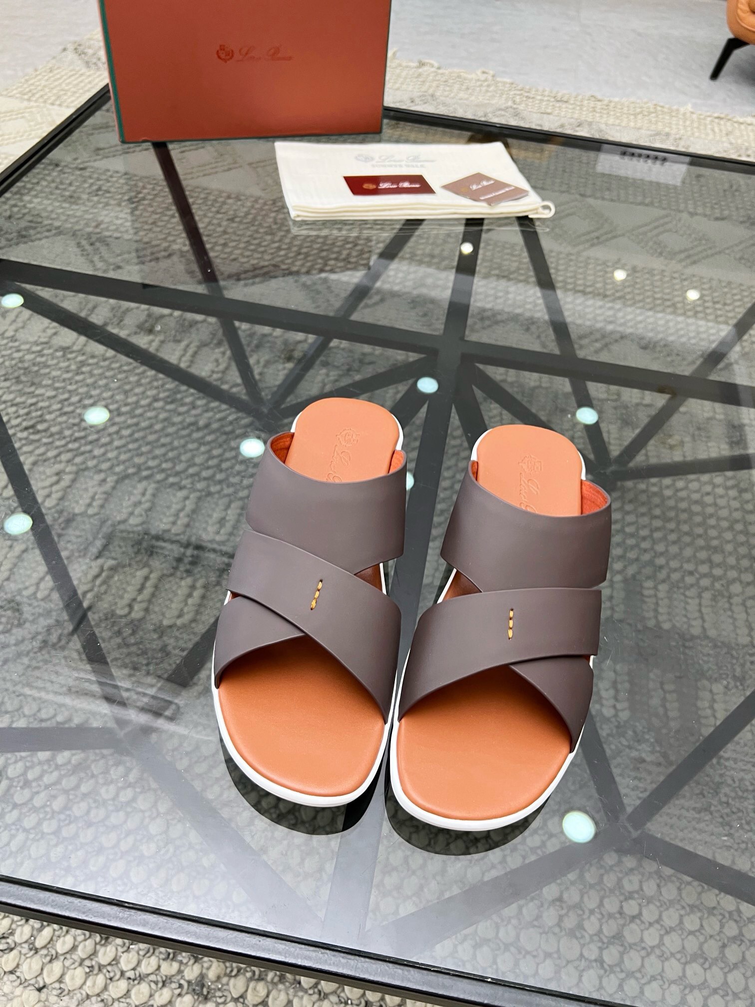 NO:218156,Brand Loro Piana color original color matching code number 39-44 customized 38454647 price Material Nouo Pianya summer hot product shipped!  LP men's casual sandals The upper of this sandal is made of Italian calfskin, which presents a unique three-dimensional effect. The mid-layer foot is the original 1:1 replica private model. It has three-dimensional and skin-friendly feel. It is extremely comfortable to wear., LP-slippers-sandals, loro piana, loro piana, sandals, slippers, cowhide19860909品牌Loro Piana 颜色原版配色 码数39-44定做38454647 价格 材质诺悠翩雅夏季爆款出货！LP男士休闲凉拖鞋 此款凉鞋 鞋面采用意大利小牛皮,呈现出别致的立体效果,中层脚掌为原版1:1复刻私模 立体感和亲肤感十足 上脚极度舒适.,LP-拖鞋-凉鞋,loro piana,loro piana,sandals,slippers,cowhide,Men's shoes