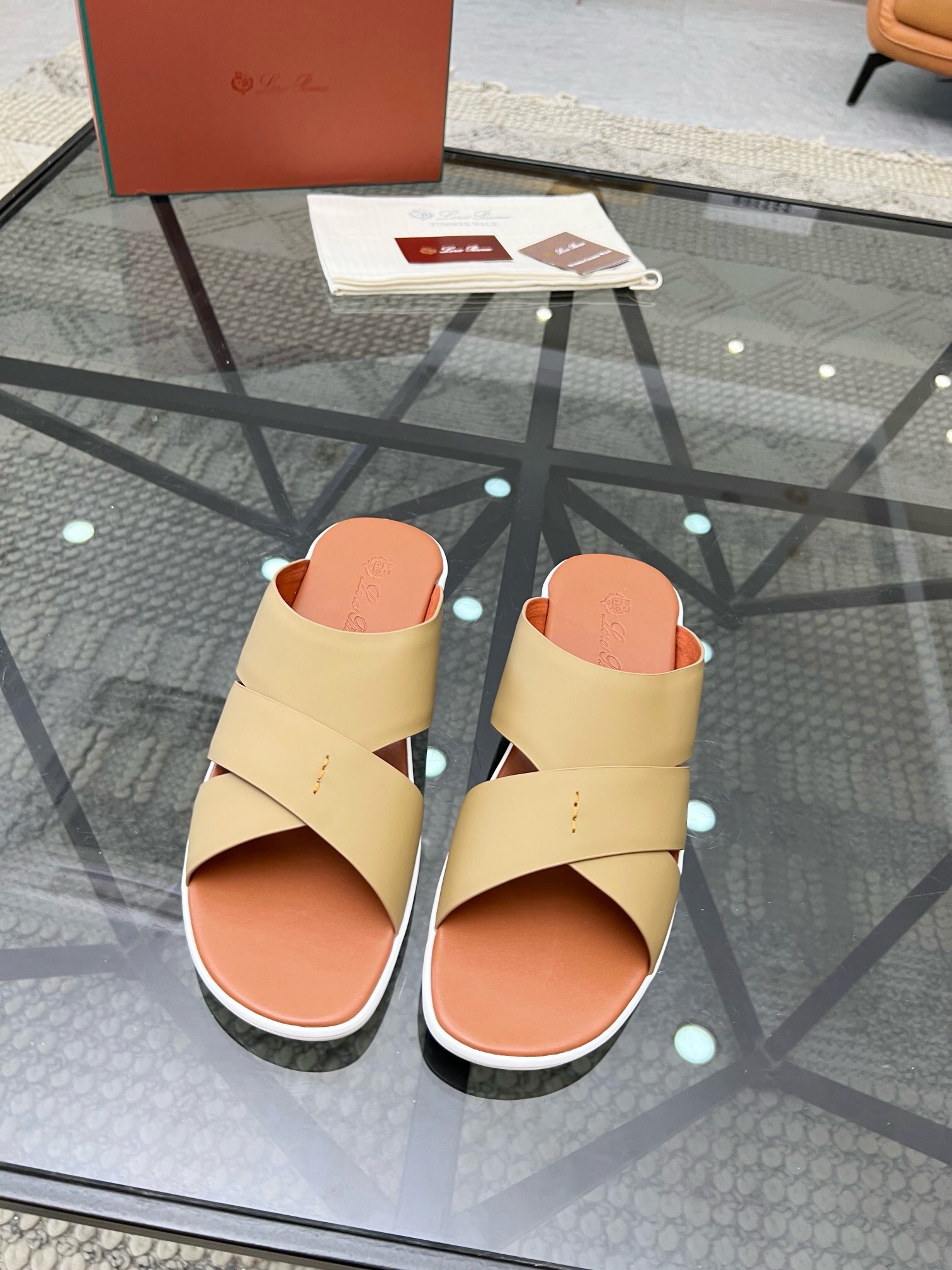 NO:216951,Brand Loro Piana color original color matching code number 39-44 customized 38454647 price Material Nouo Pianya summer hot product shipped!  LP men's casual sandals The upper of this sandal is made of Italian calfskin, which presents a unique three-dimensional effect. The mid-layer foot is the original 1:1 replica private model. It has three-dimensional and skin-friendly feel. It is extremely comfortable to wear., LP-slippers-sandals, loro piana, loro piana, sandals, slippers, cowhide19860909品牌Loro Piana 颜色原版配色 码数39-44定做38454647 价格 材质诺悠翩雅夏季爆款出货！LP男士休闲凉拖鞋 此款凉鞋 鞋面采用意大利小牛皮,呈现出别致的立体效果,中层脚掌为原版1:1复刻私模 立体感和亲肤感十足 上脚极度舒适.,LP-拖鞋-凉鞋,loro piana,loro piana,sandals,slippers,cowhide,Men's shoes