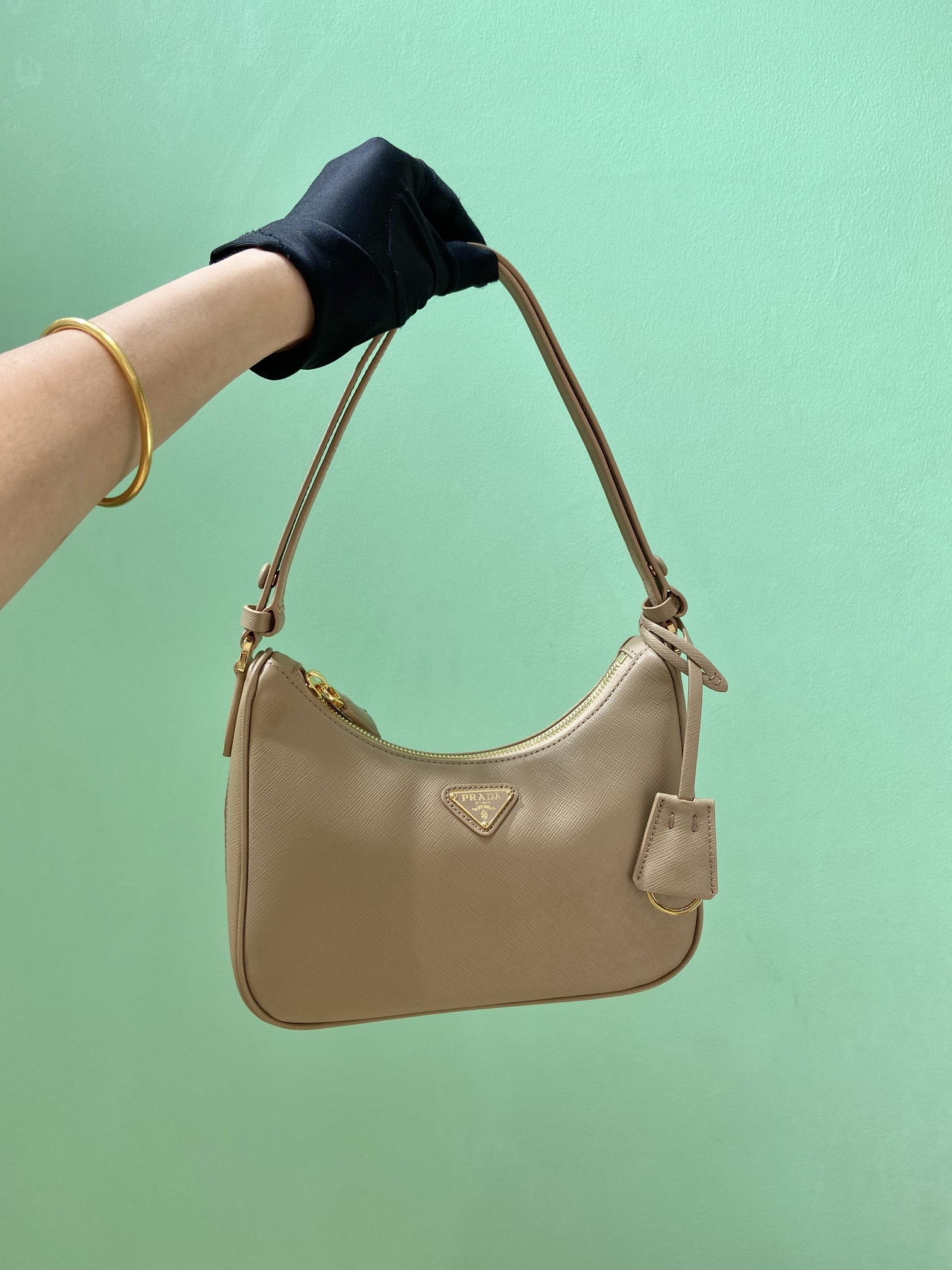 NO:754659,New new color 1BC204B handbag/underarm bag/crossbody bag. This Hobo handbag/underarm bag/crossbody bag is very functional. It has three uses in one bag. It is perfect. It is made of imported cross-grain cowhide, which is more wear-resistant. The shoulder straps are adjustable and can be switched at any time. The upper body effect is beautiful, convenient and practical. Hurry up and get it. Length 23x height 17x bottom 6.5cm, Prada [price based on quantity], prada, satchels, crossbody  bags, cowhide19860909新款新色1BC204B手拎/腋下包/斜挎包 这款Hobo手拎/腋下包/斜挎包,功能非常强,一包三用,太完美采用进口十字纹牛皮,更加耐磨了,肩带可调节随时切换上身效果美美的,方便又实用赶紧入手吧 长23x高17x底6.5cm,普拉达【跑量价】,prada,satchels,crossbody bags,cowhide,Bag